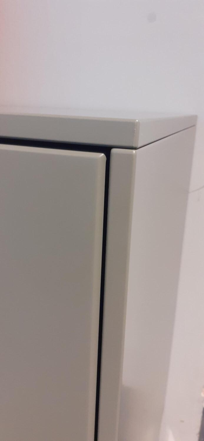 Rietberger Möbelwerke - Schrank Deviso Lack Matt Olivegrau Winkelfüße Chrom Glänzend - 11