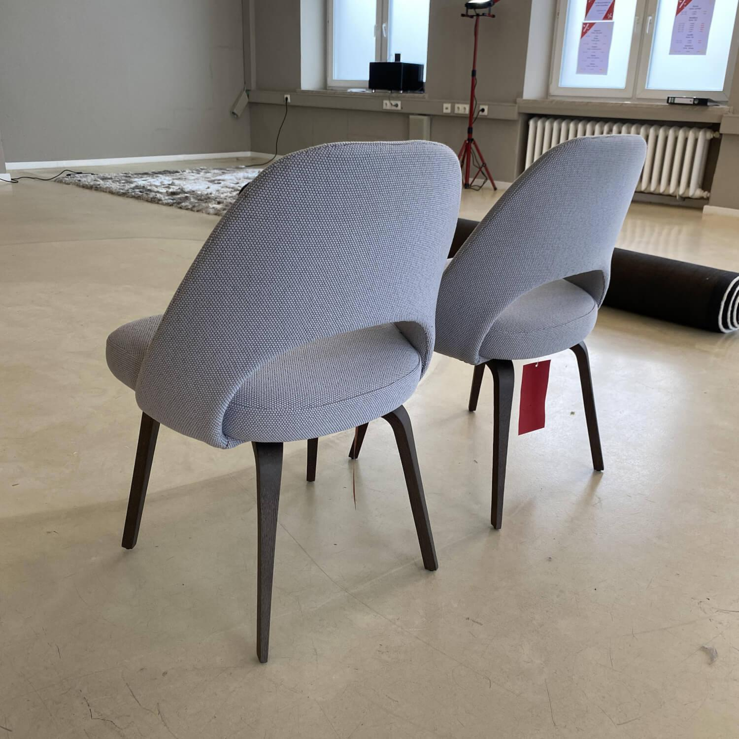 Esstischgruppe Gueridon Table Eiche Dunkel Massiv Naturholz Schutzlack gebeizt mit 2 Saarinen Conference Stühlen