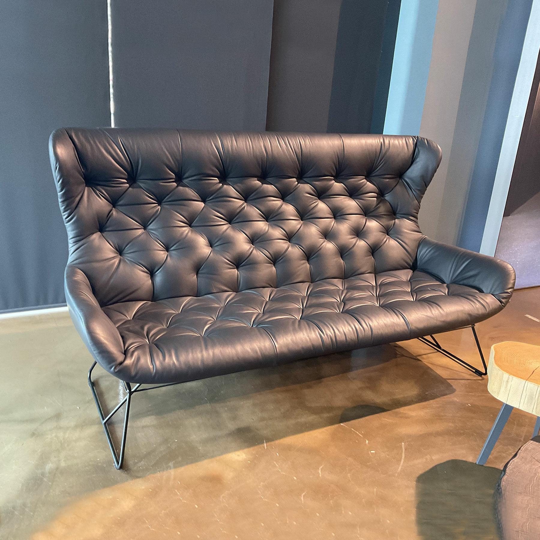 Freifrau - Sofa Leya Wingback Leder Opium 154 Carbon Grau Drahtgestell Metall Tiefschwarz - 4
