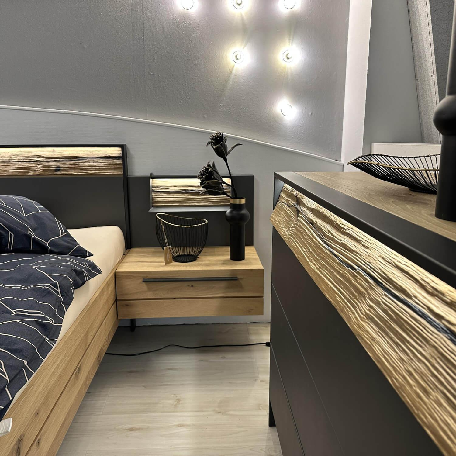 Thielemeyer - Schlafzimmer VZ 1 MR Joline Wildeiche Massiv Gebürstet Altholz Eiche Lackiert Und Lack Graphit Inklusive Beleuchtung - 14