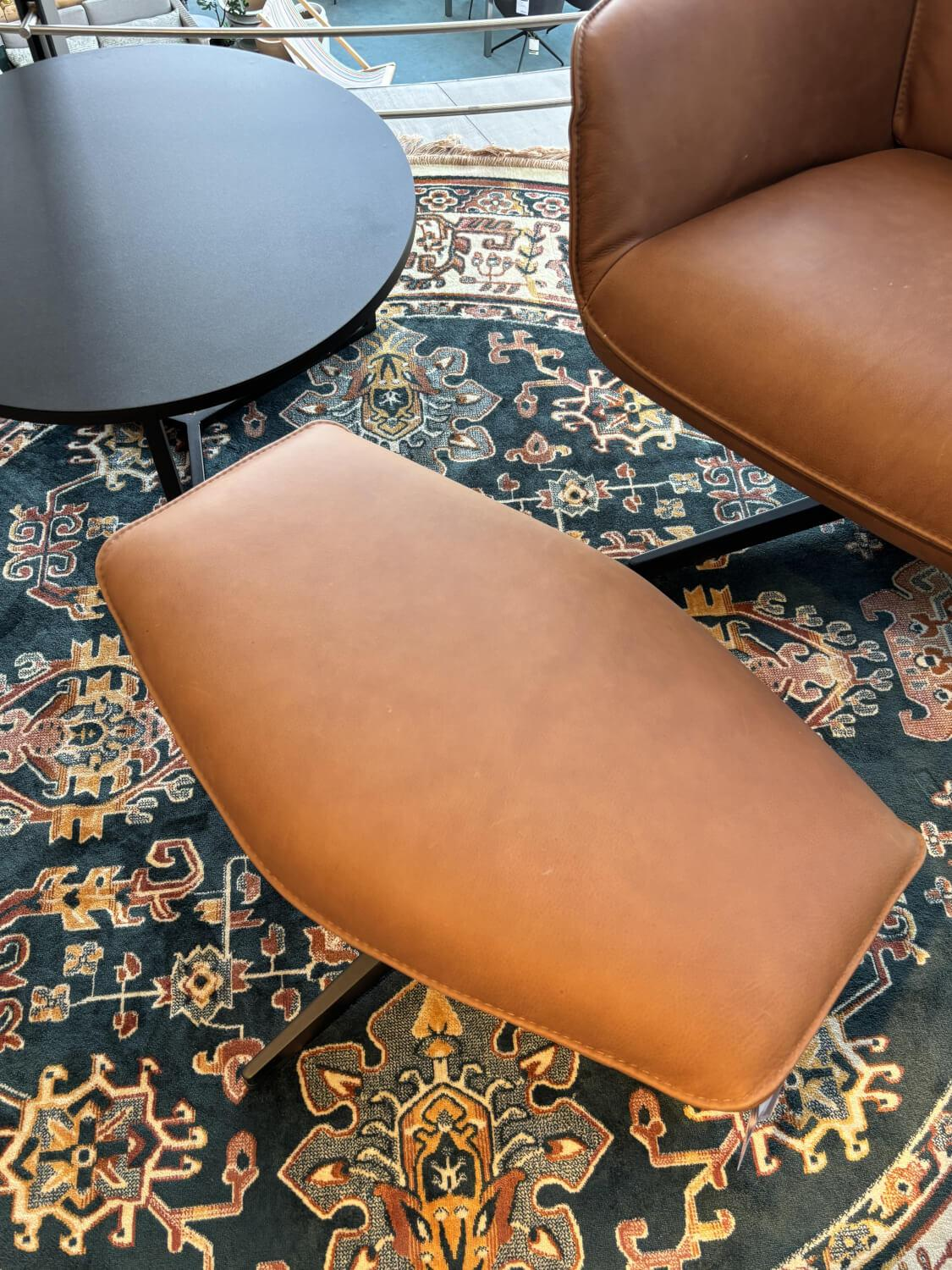 Raum.Freunde - Sessel Helge Leder Reno 204 Cognac Braun Gestell Metall Vision Schwarz Inklusive Hocker - 5