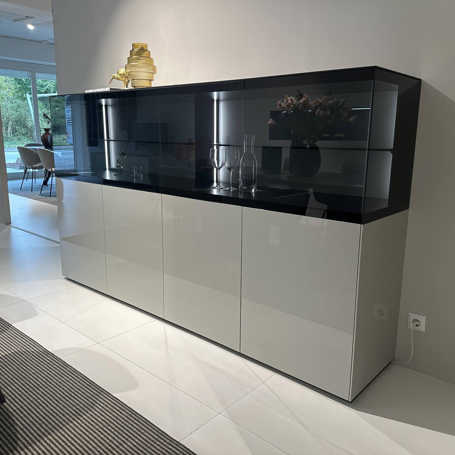 Kettnaker - Vitrine Soma Türen Grauglas Schwarz Korpus Lack Steingrau Grau - 4