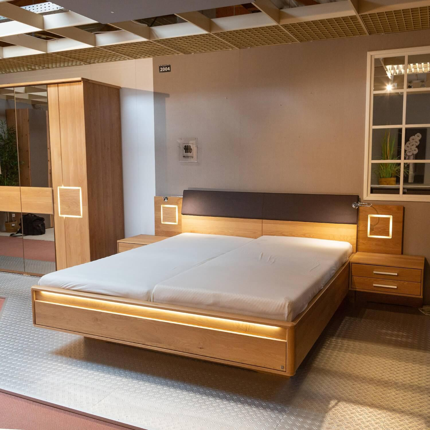 Schlafzimmer MR Samoa Eiche Teilmassiv Drehtürenschrank Bett Konsolenpaar