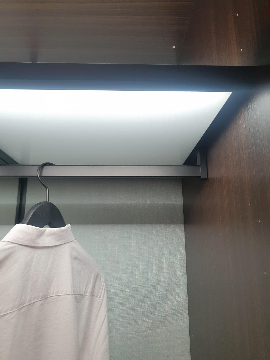 Porro - Schranksystem Storage Iron Front Glas Und Eucalyptus Furnier Korpus Melamin Eucalyptus - 7