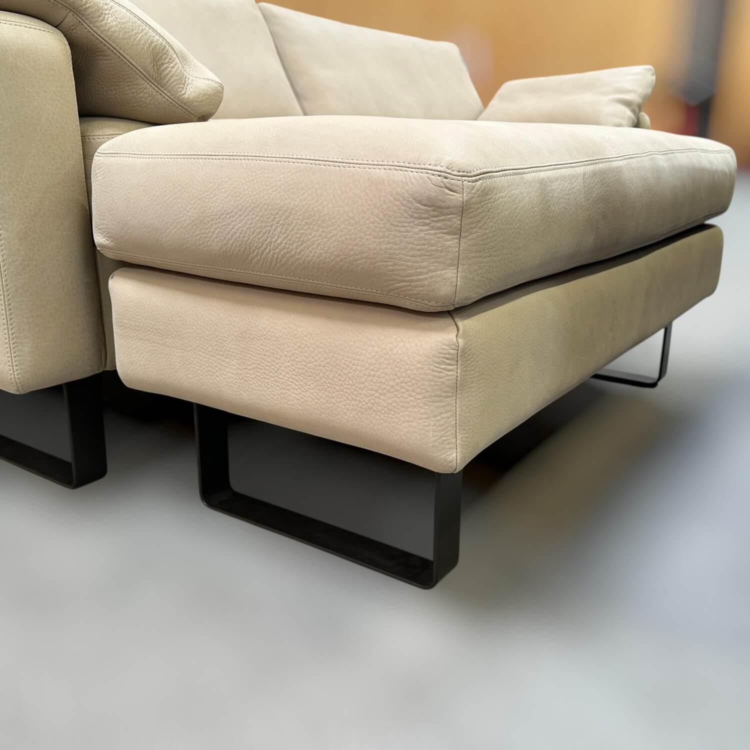 COR - Sofa Conseta Leder Puro 420 Sand Creme Metallkufen Vanilleschotenbraun Inklusive Hocker - 4
