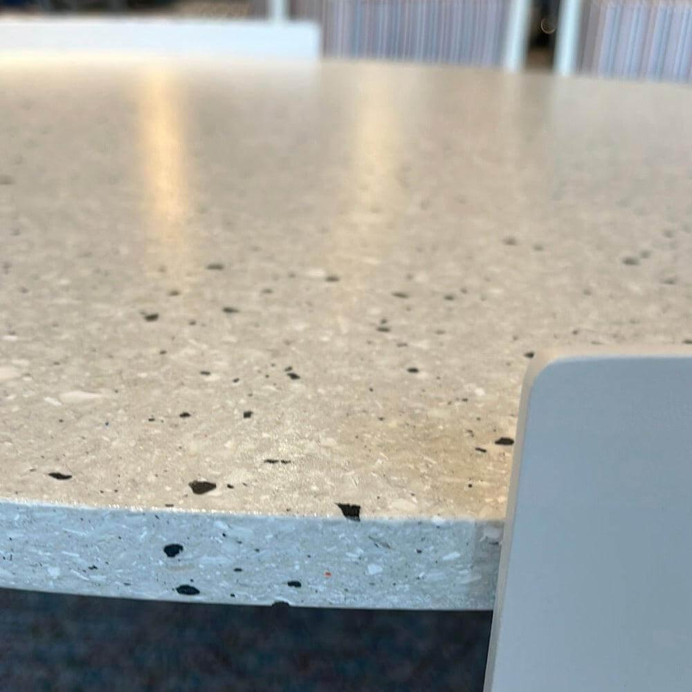 Cassina - Beistelltisch Bowy Groß Platte Recyceltes RFM Grau Weiß Gestell Aluminium Grau Lackiert Texturiert - 3