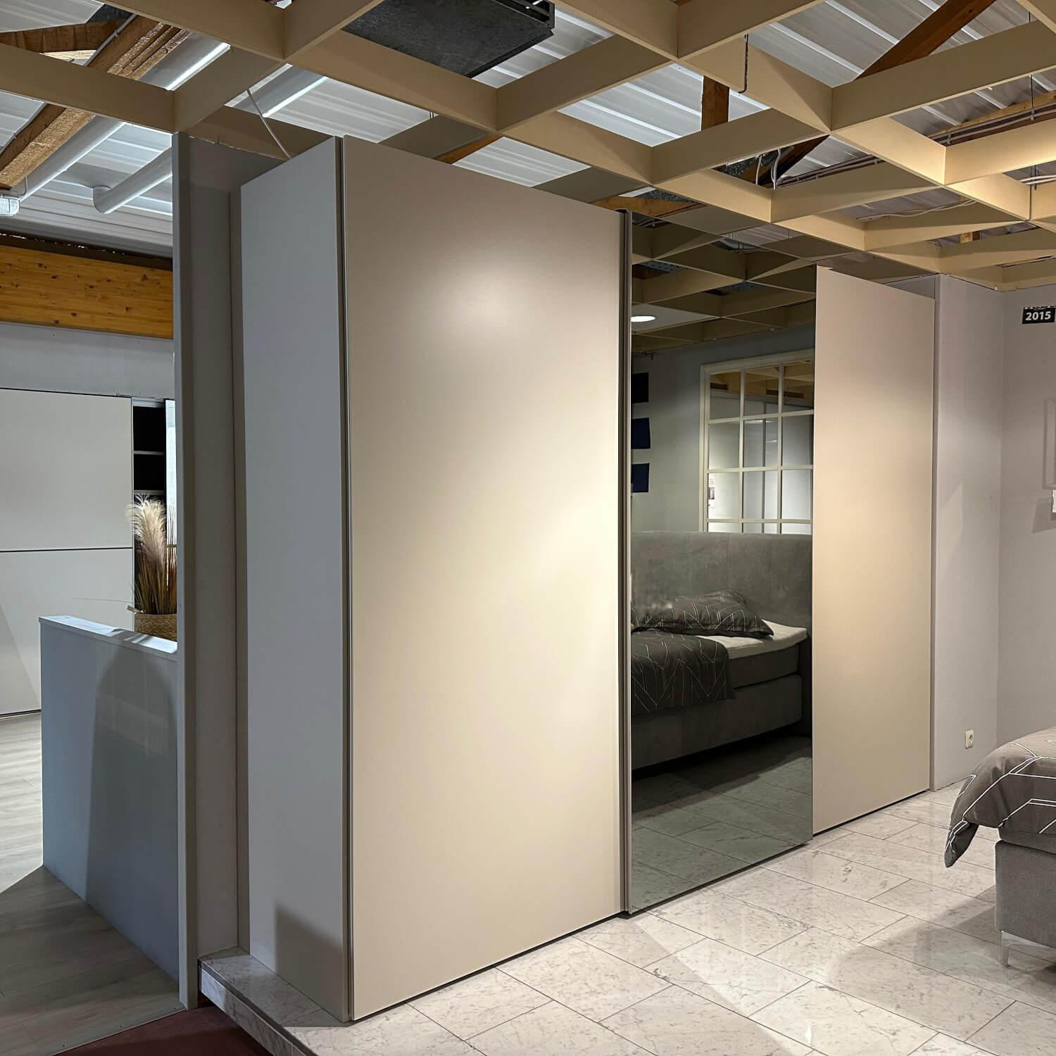 Tomasella - Schiebetürenschrank Contur Loretto Türen Lack Gola Smart OC 162 Platino Weiß Beige Glas Spiegel Innen Stoffoptik Tramato Grau Beige - 2