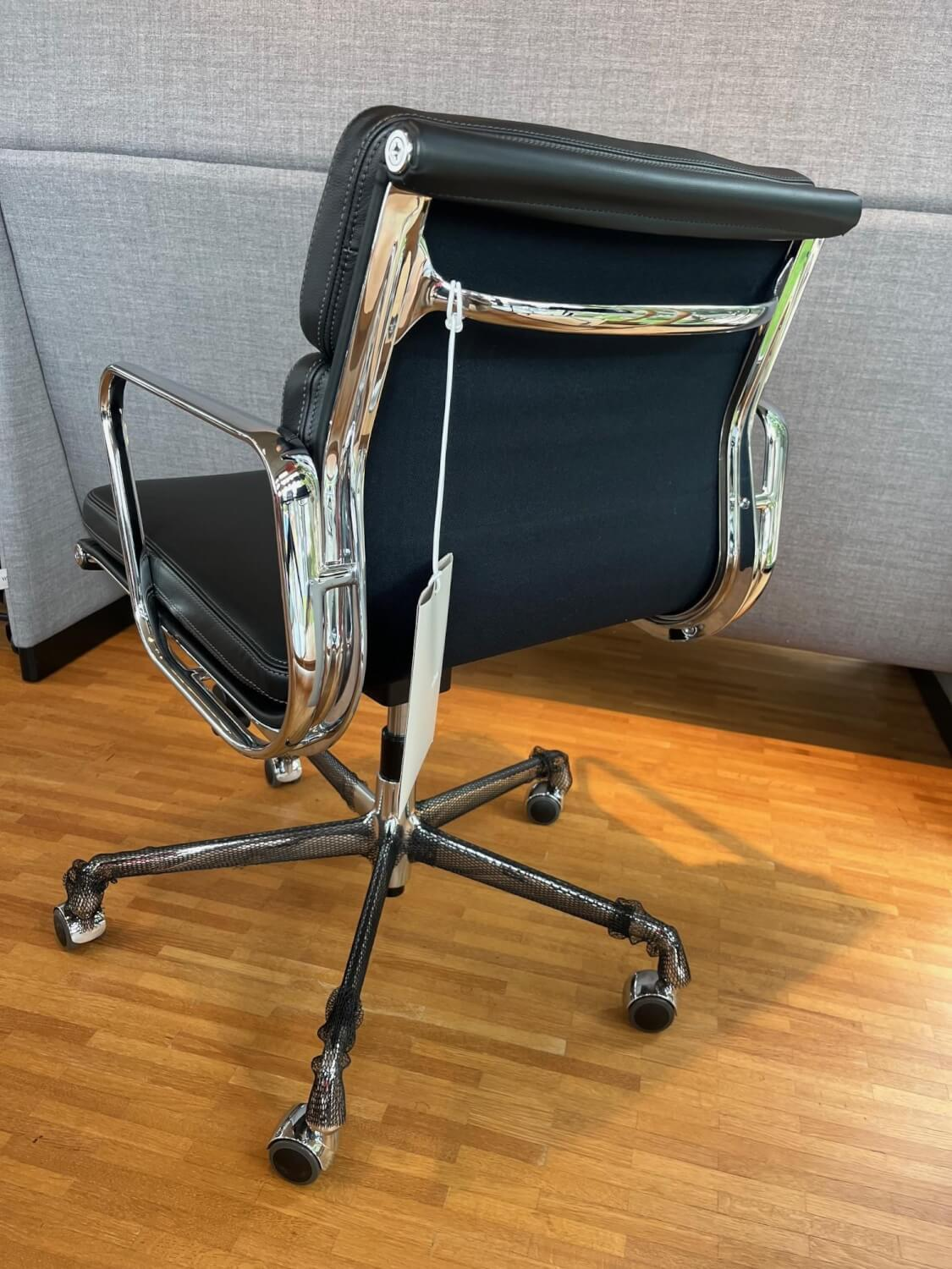 Vitra - Stuhl EA217 Softpad Leder Premium Nero Schwarz Gestell Aluminium Verchromt Füße Rollen Schwarz - 3