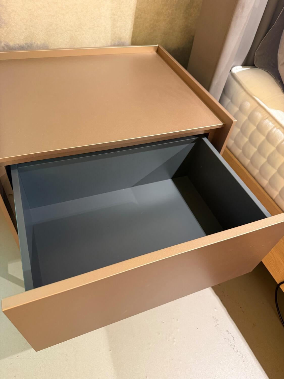 Möller Design - Nachttisch Kommode Lean Box Lack 451 Bronze Metallic - 2