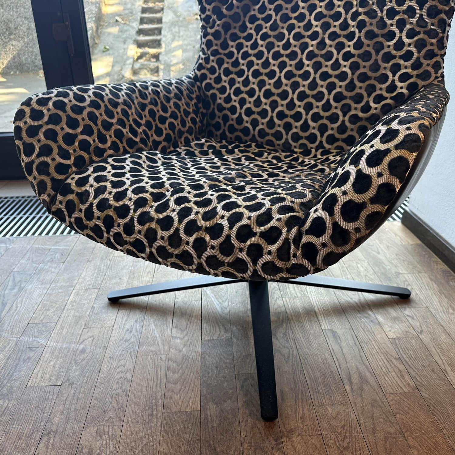 Freifrau - Sessel Leya Wingback Chair Innen Stoff Scarabeo 104 Charcoal Schwarz Beige Außen Leder Adora Ebony Schwarz Gestell Kreuz Metall Schwarz - 6