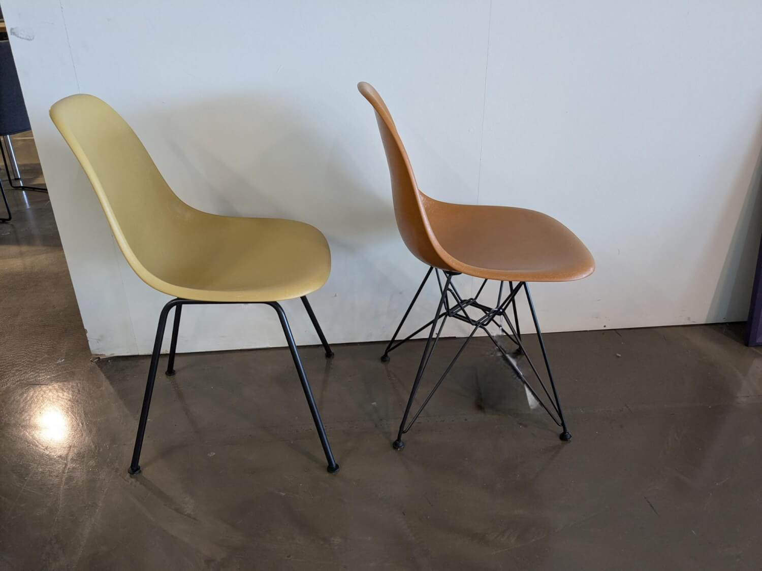 Vitra - 2er Set Eames Fiberglass Sidechair DSX Und DSR Sitzschale Light Ochre Hellbraun Und Dark Ochre Braun Gestell Metall Pulverbeschichtet Schwarz - 5