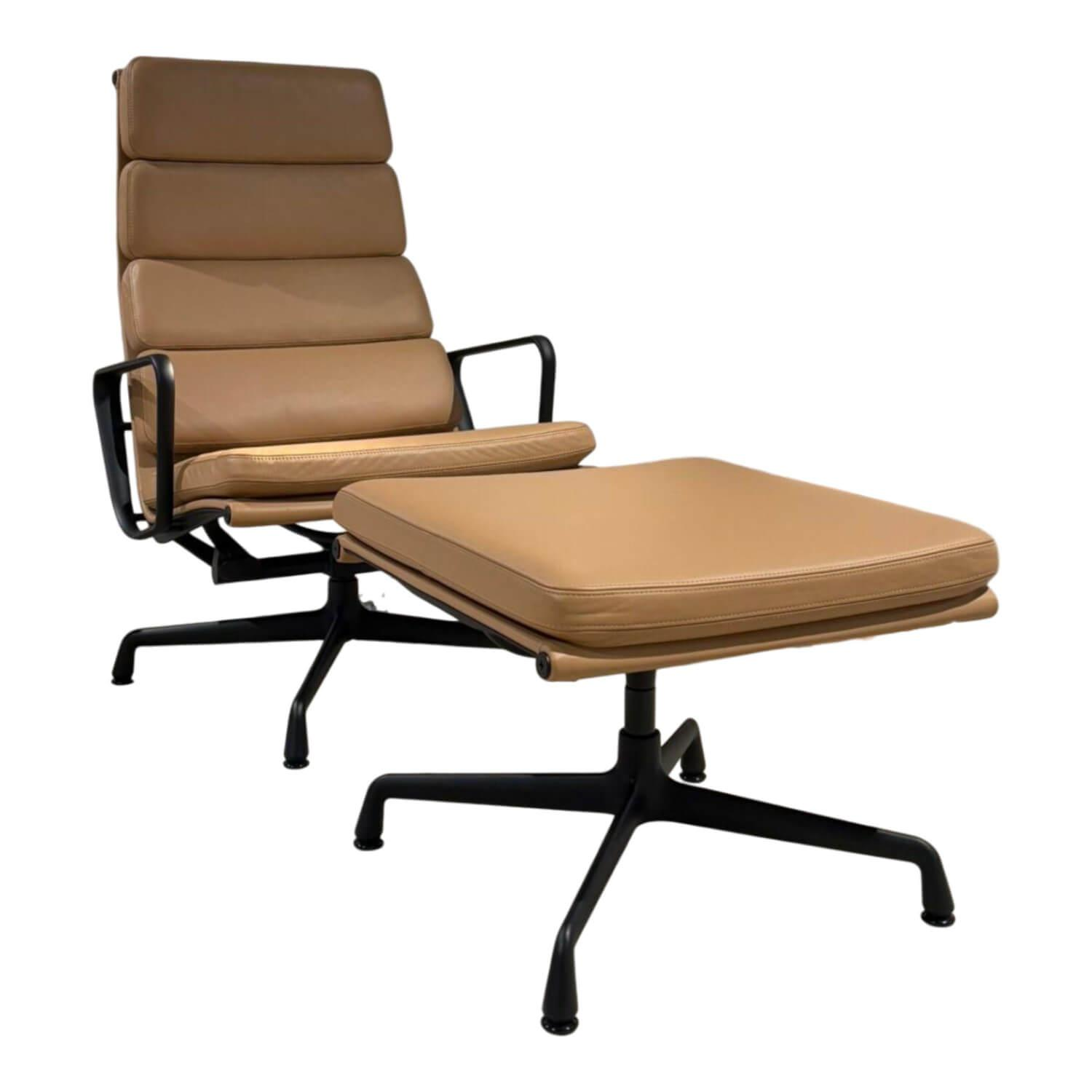 Vitra - Relaxsessel Soft Pad EA222 Leder Premium F Ocker 62 Hellbraun Gestell Metall Tiefschwarz Pulverbeschichtet Inkl. Hocker - 1