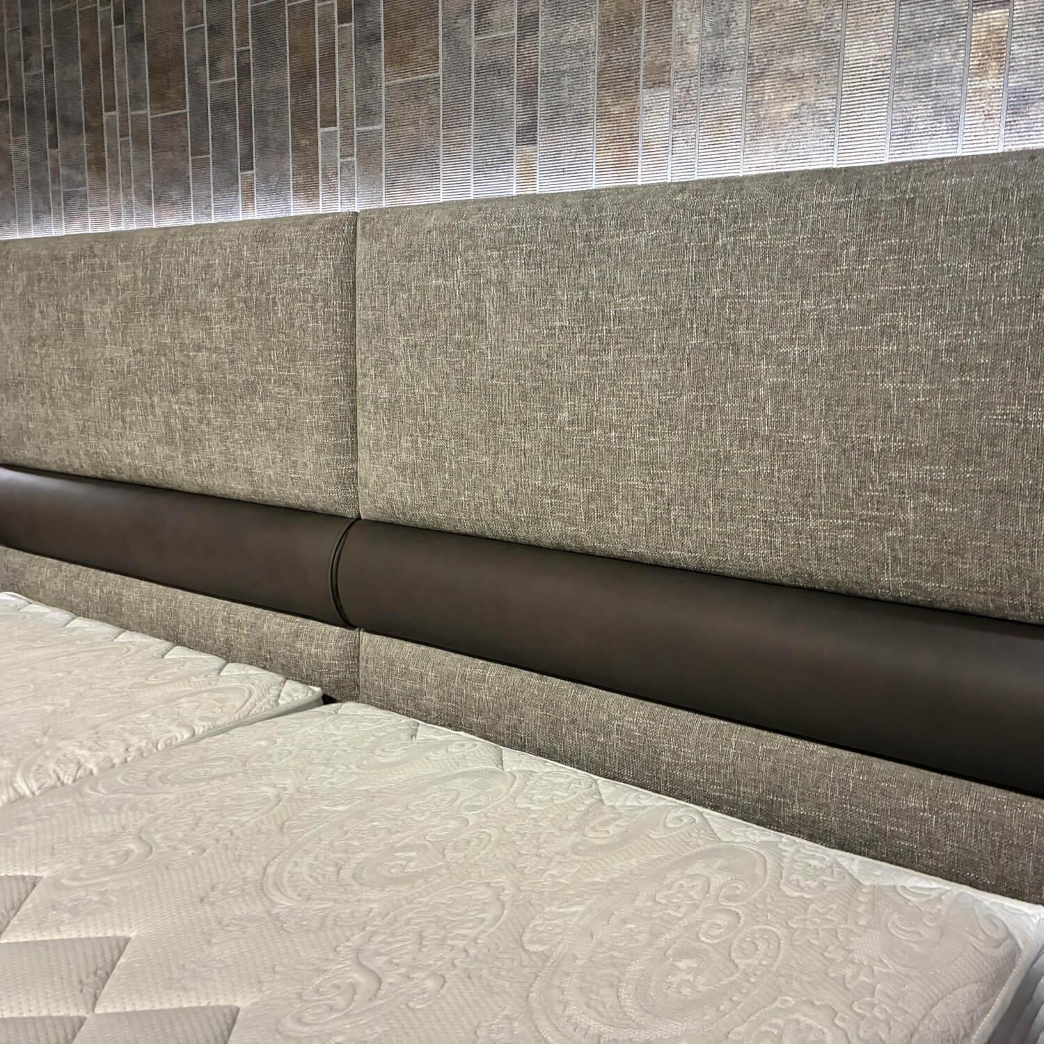 Möller Design - Boxspringbett The Grid Stoff Mud Taupe 12 Grau Leder Rancho Steel Grau Inklusive Matratzen Und Konsolen - 5