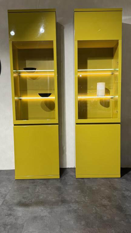 Rietberger Möbelwerke - 2er-Set Vitrine Linaro Lack Curry Gelb Hochglanz Inklusive Beleuchtung - 4