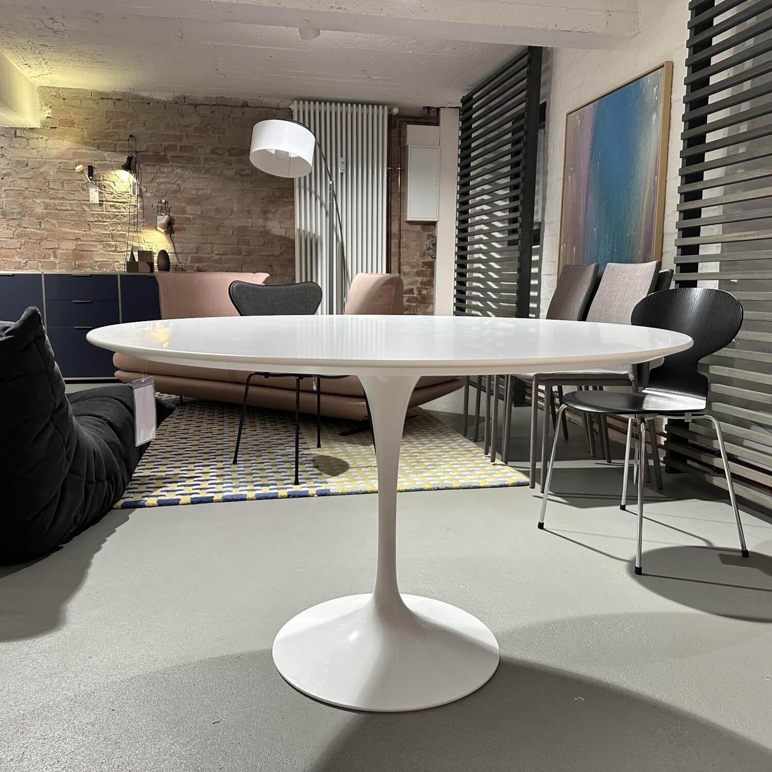 Knoll International - Esstisch Saarinen 1957 Platte Laminat Weiß Säulenfuß Aluminium Weiß Lackiert - 2