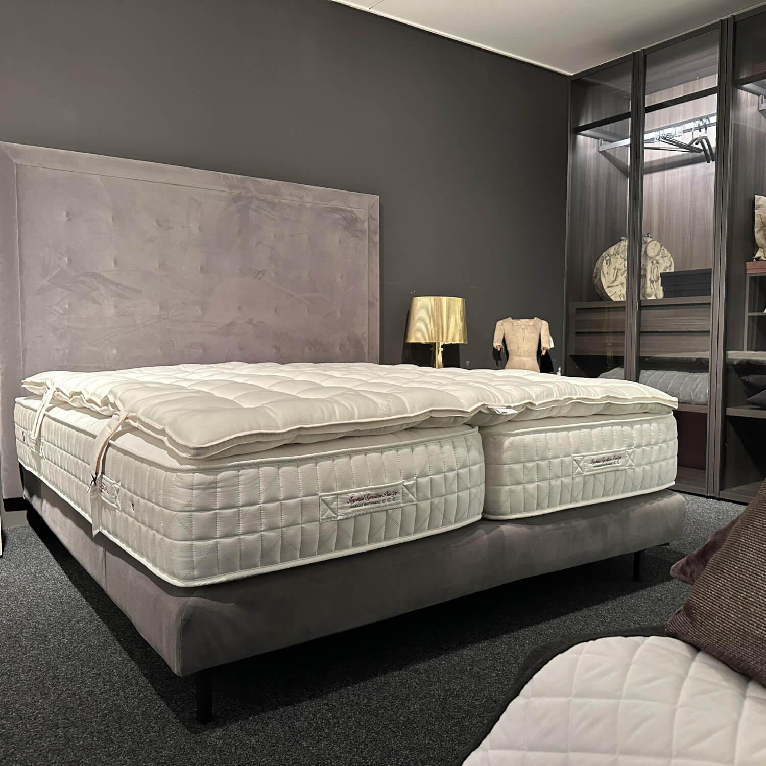 Treca Interiors - Bett Tournelle Stoff C Gasparde Grau Beige Füße Metall Schwarz Inklusive Matratzen Und Topper - 7