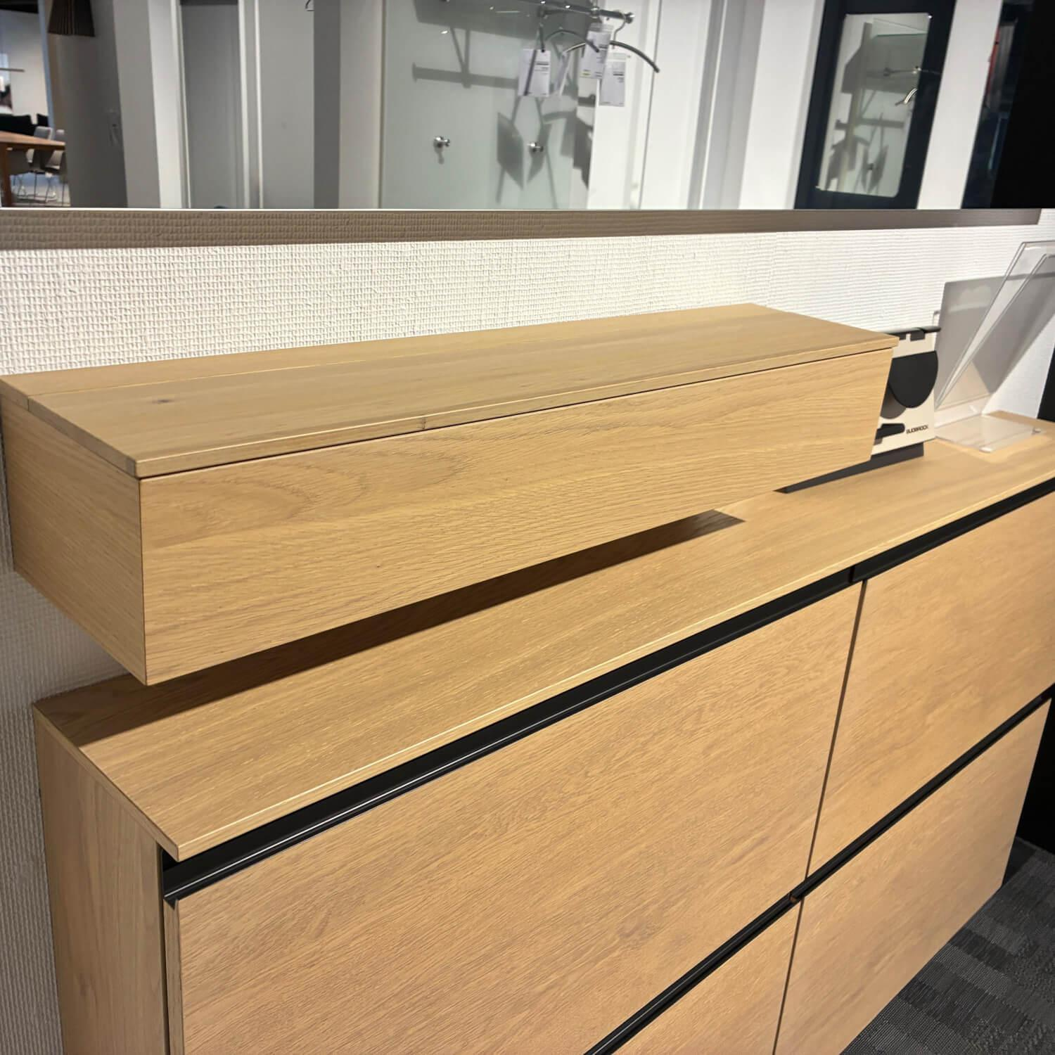 Sudbrock - Garderobe Tando Eiche Furniert 127 Milk Lack Matt 436 Cosmos Schwarz Mit Lamellenpaneel Und Beleuchtung - 2