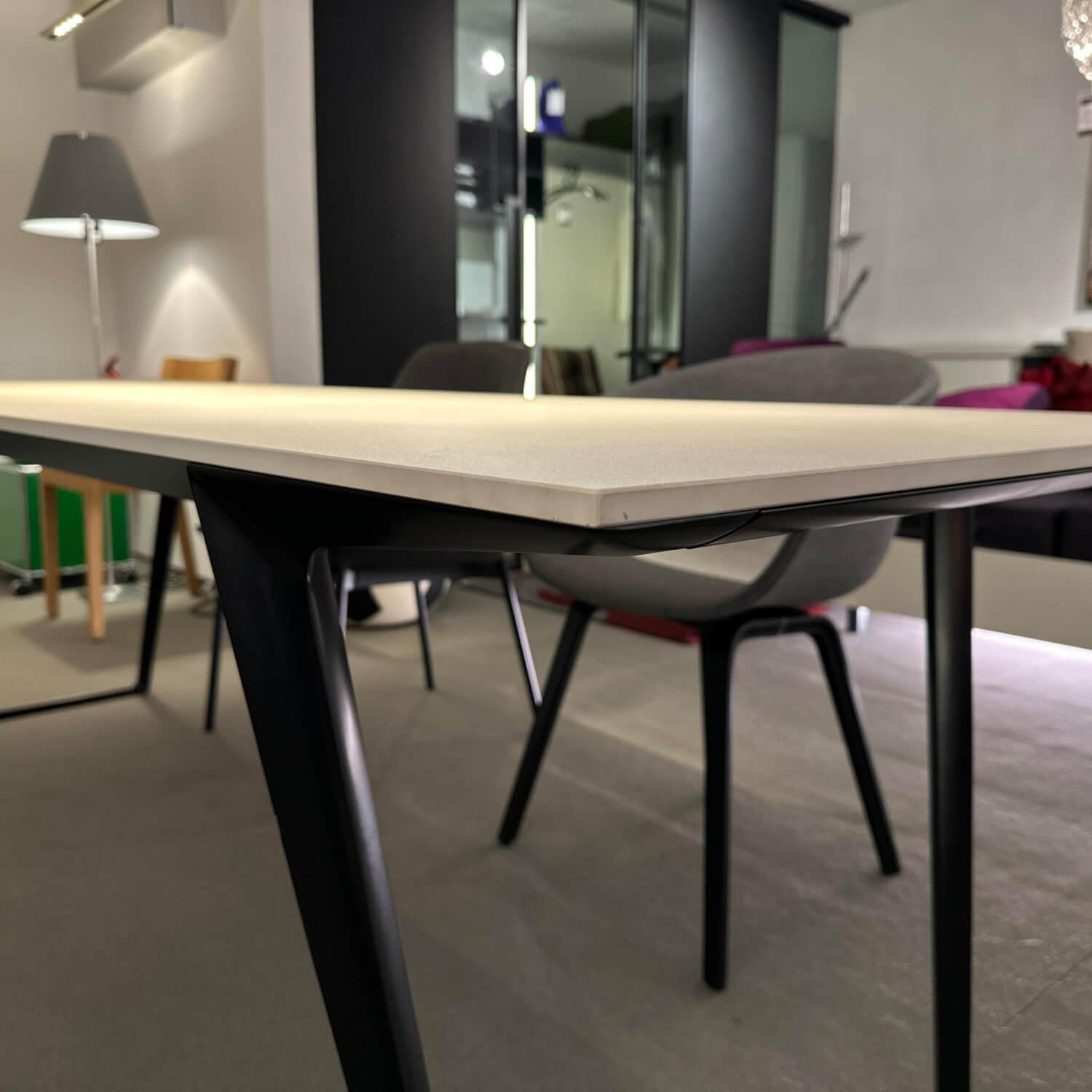 MDF Italia - Tisch Axy Outdoor Platte Kunststein Calce P107 Hellgrau Gestell Struktur Lackiert Matt Graphitgrau - 2