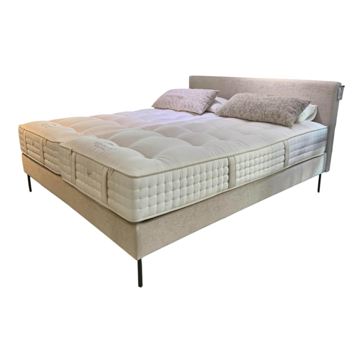 Schramm - Boxspringbett Basis 18 Kopfteil Change Stoff Bella-2690-Platinum mit Matratzen Divina - 1