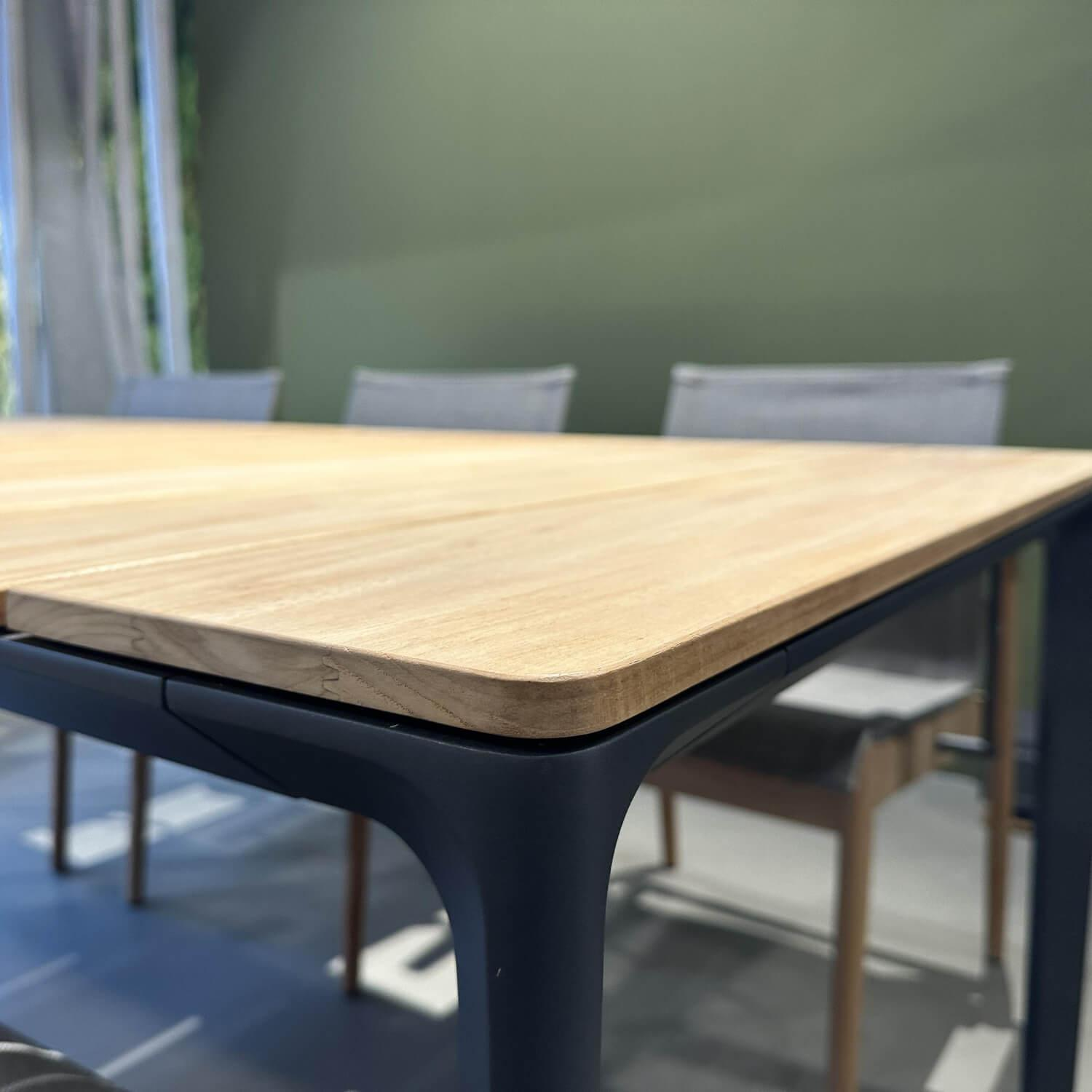 Gloster - Outdoor Essgruppe Carver Platte Teak Gestell Aluminium Meteor Schwarz Stuhl Sway Bespannung Ferrari Anthrazit - 3