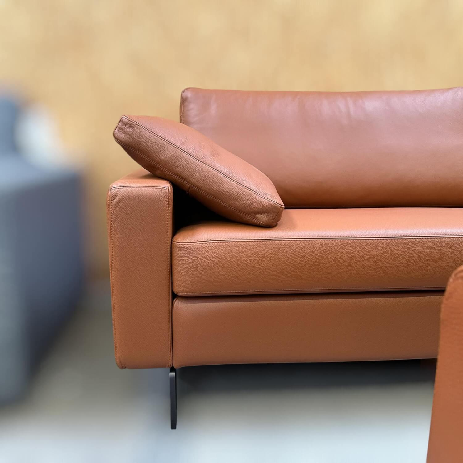 COR - Sofa Conseta Bodenfrei Leder 173 Cognac Schmalfuß Schwarzbraun mit 2 Kissen - 6