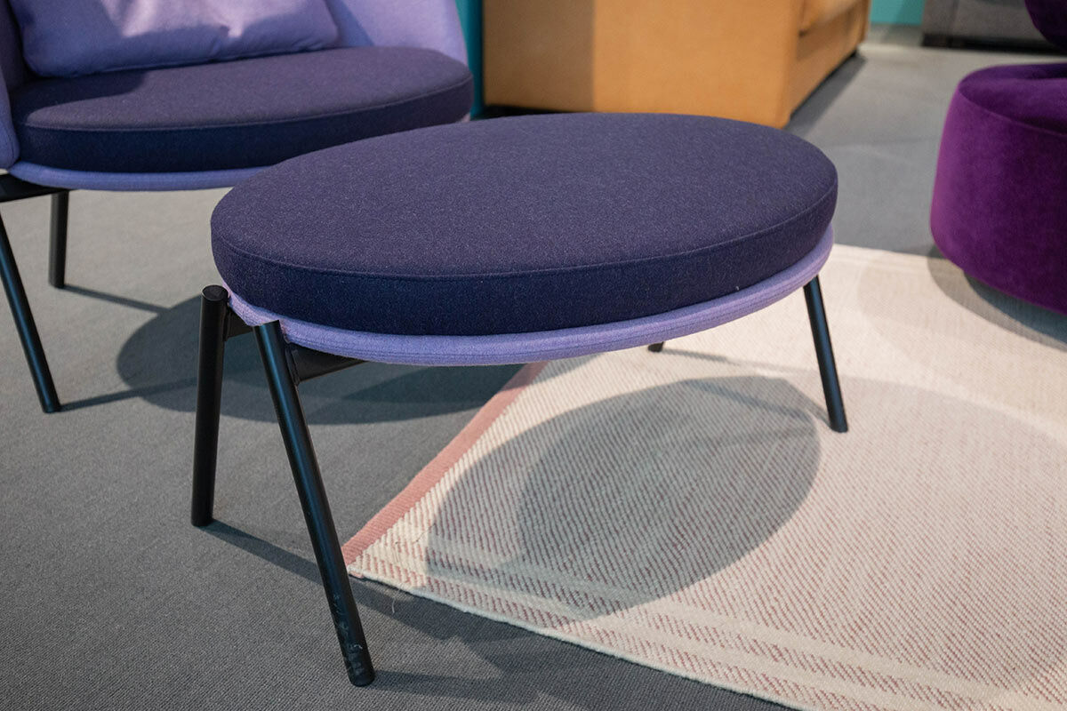 Tecta - Sessel D70 Stoff Dama Korpus 0039 Flider Sitz 0037 Lila Violett Gestell Schwarz Inklusive Hocker - 7