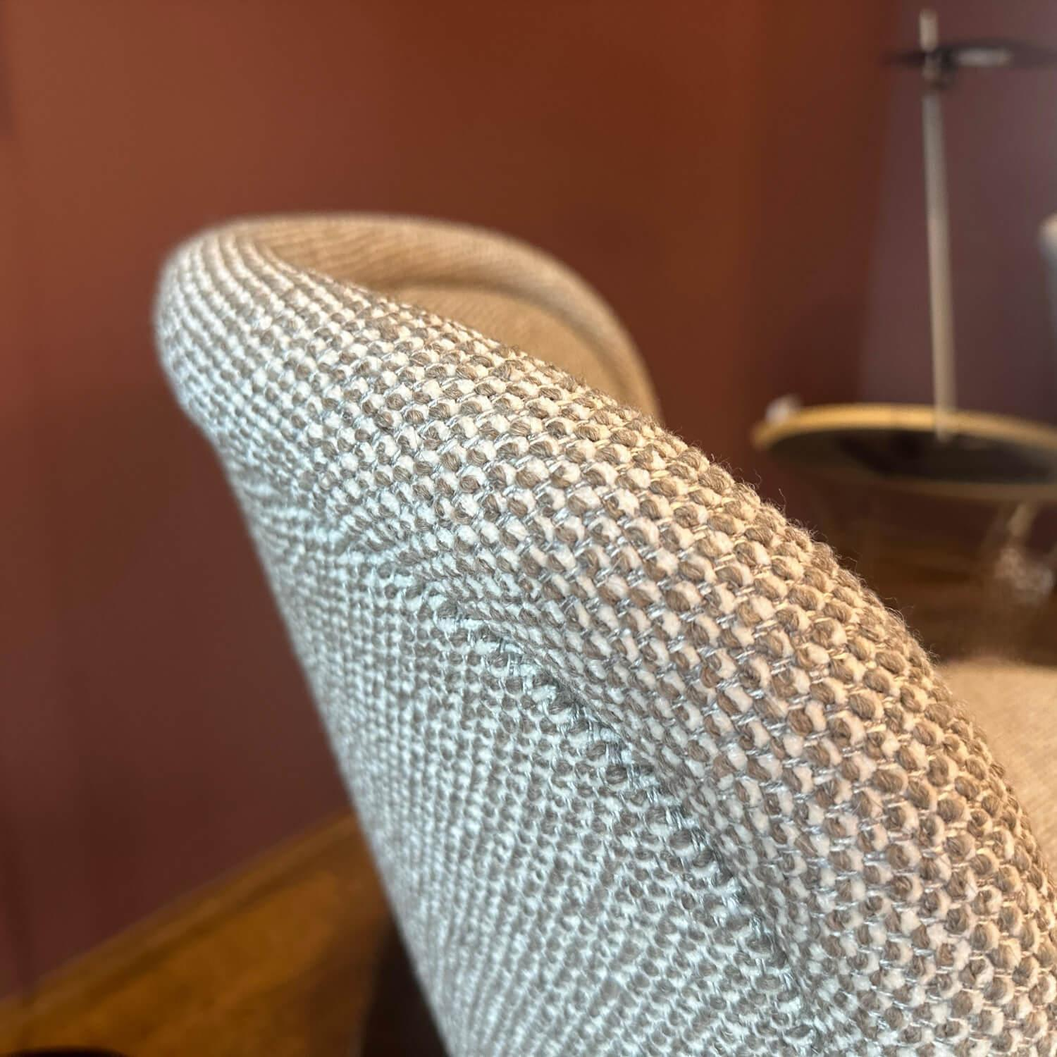 Freifrau - 2er Set Stuhl Ona Cocktail Stoff Sahco Safire 0004 Grau Gestell Stahl Messing Grau - 3