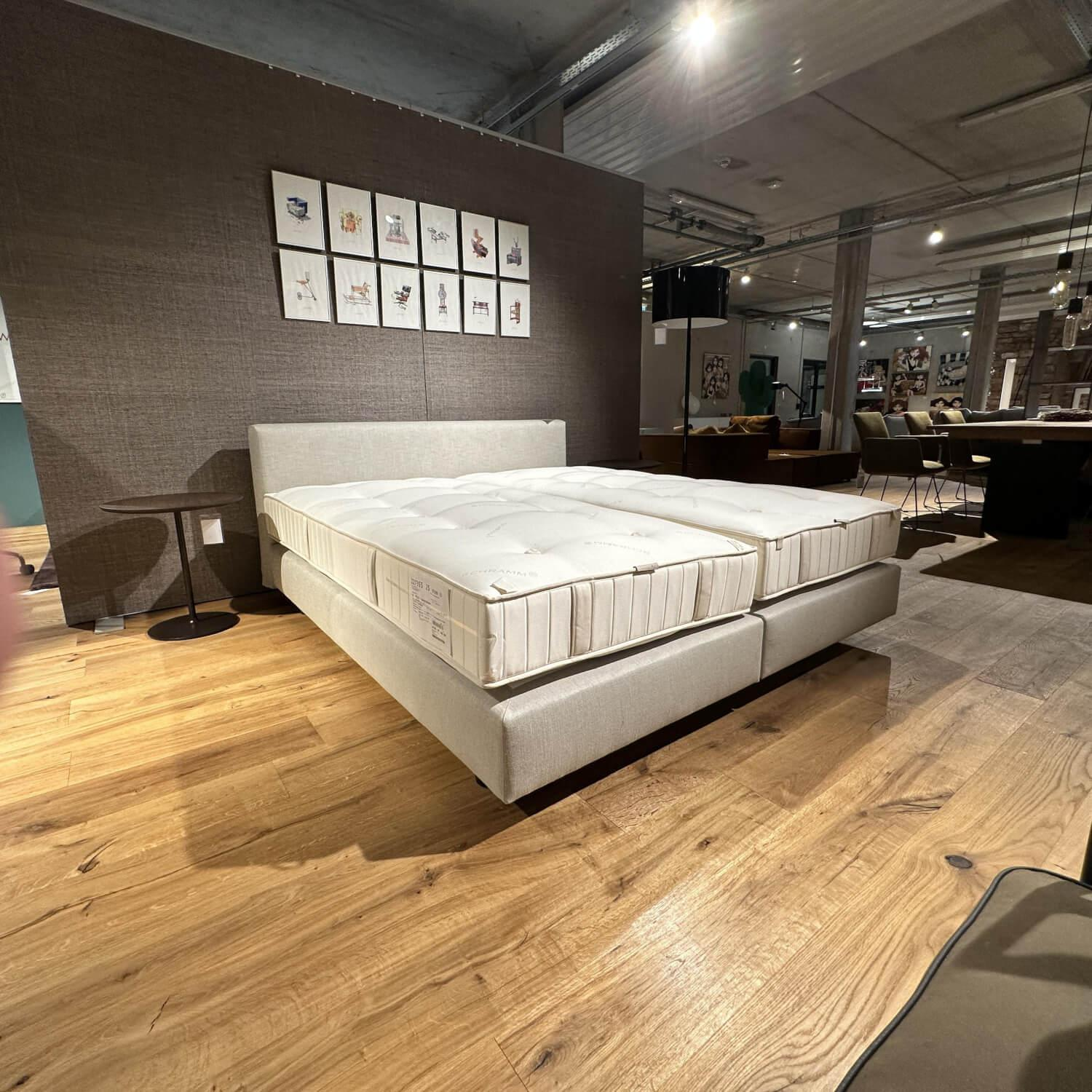 Schramm - Polsterbett Limited Cube 1923 Stoff Lino Lightgrey Zylinderfuß 10 Buche Schwarz - 2