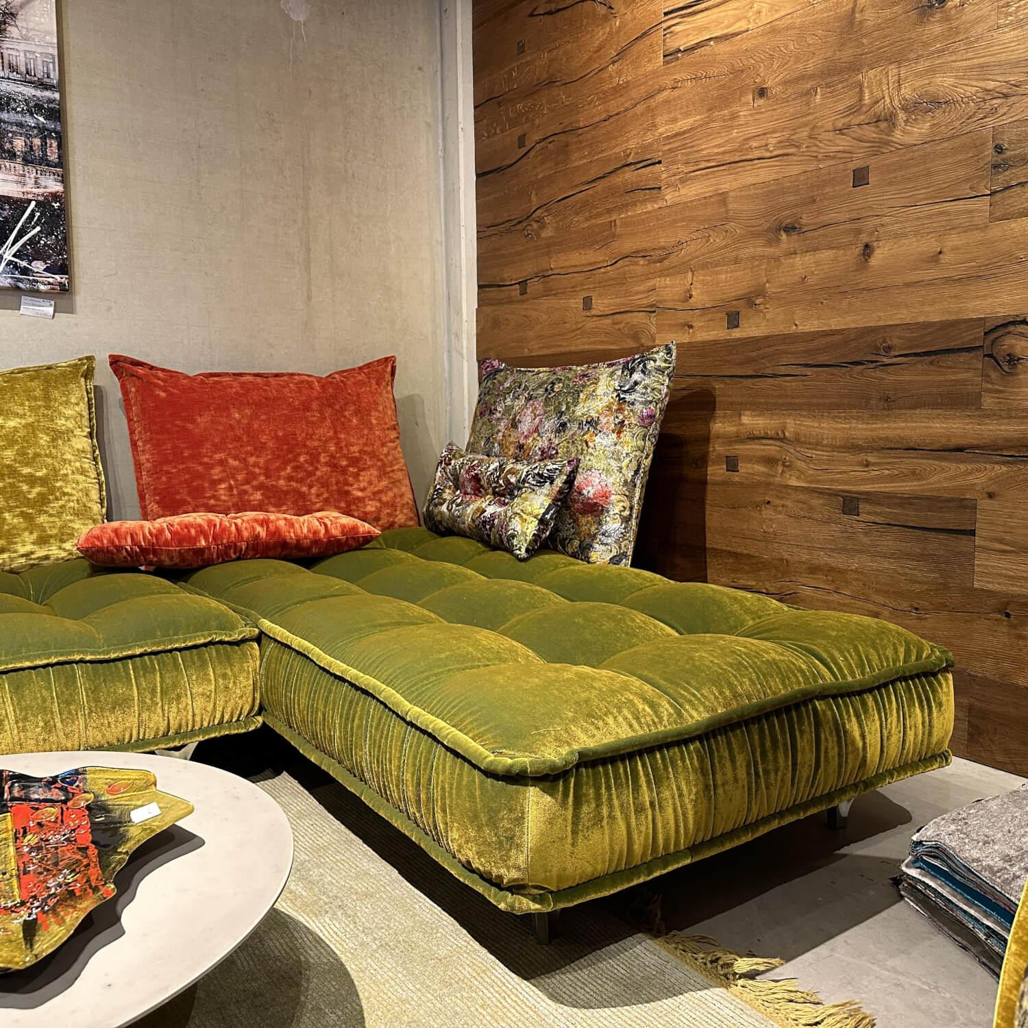 Bretz - Ecksofa Ohlinda Stoff 66 8438 Velours Midsummer Oliv Grün Lilienfuß Aluminium Poliert Silberfarben Inklusive Nierenkisse - 9