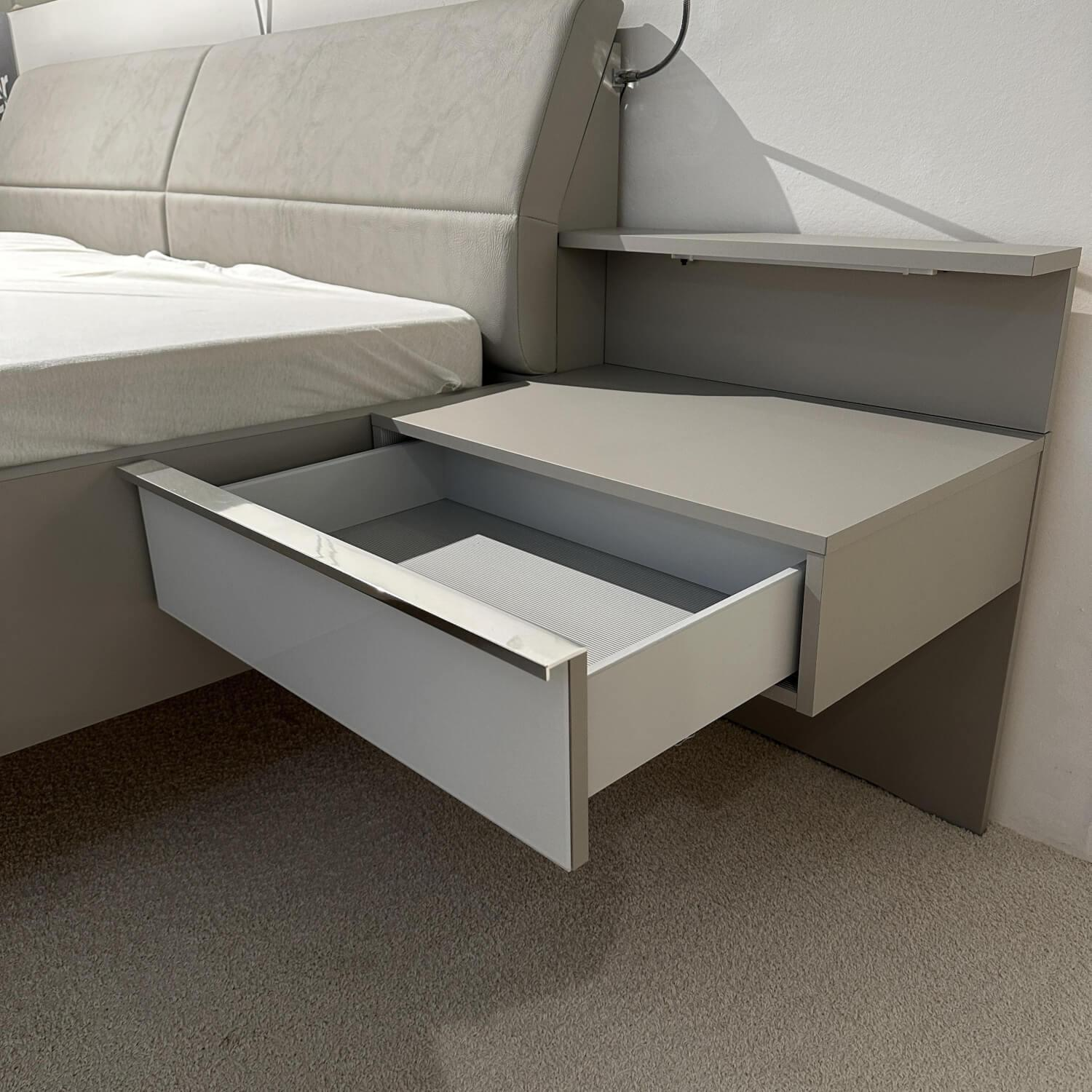 Wiemann - Schlafzimmer IL 1009 Dekor Kieselgrau Glas Weiss Nachtkommoden Schrank Bett Ohne Matratzen Und Lattenrost - 7