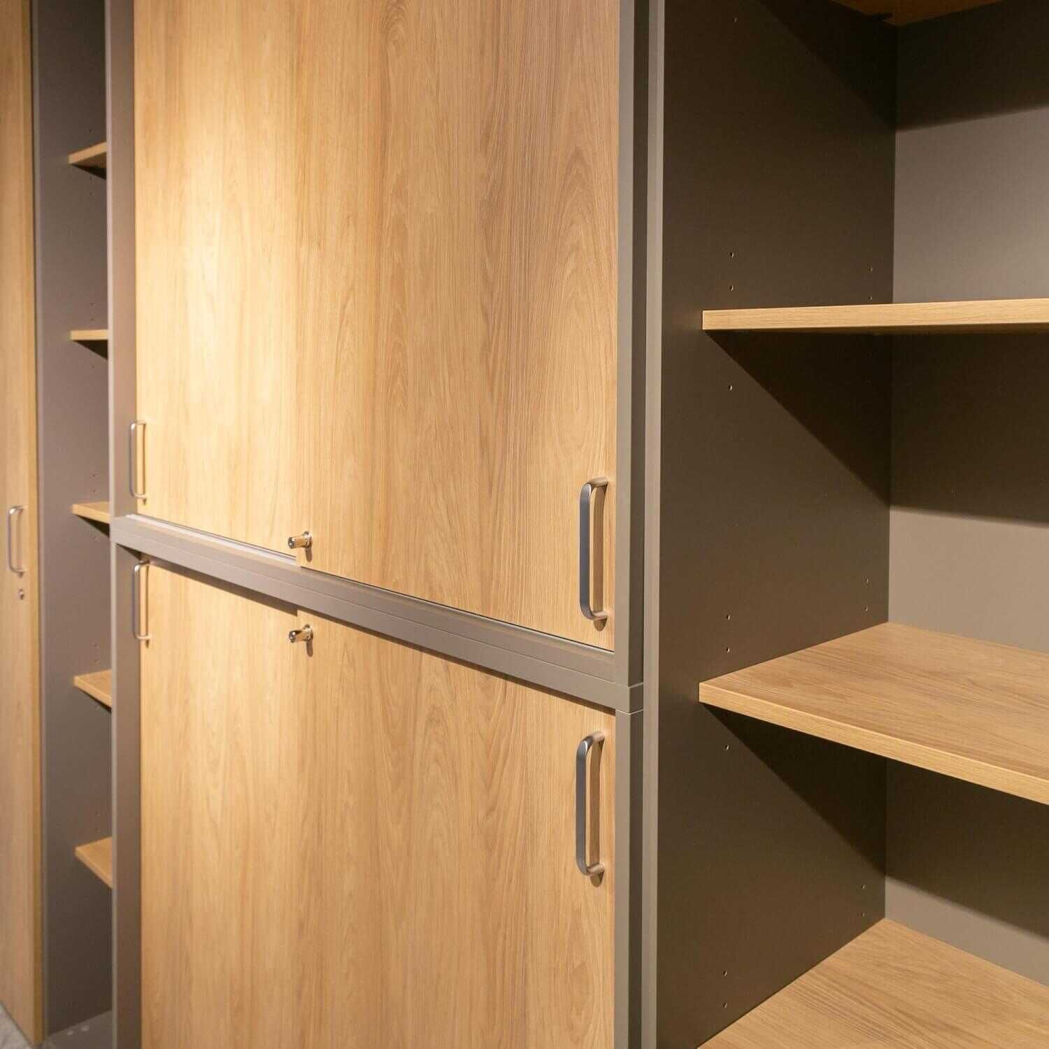 Nowy Styl - Büroschrank E10 Melamin BZ Grey Basalt Regalböden Natural Hickory - 4