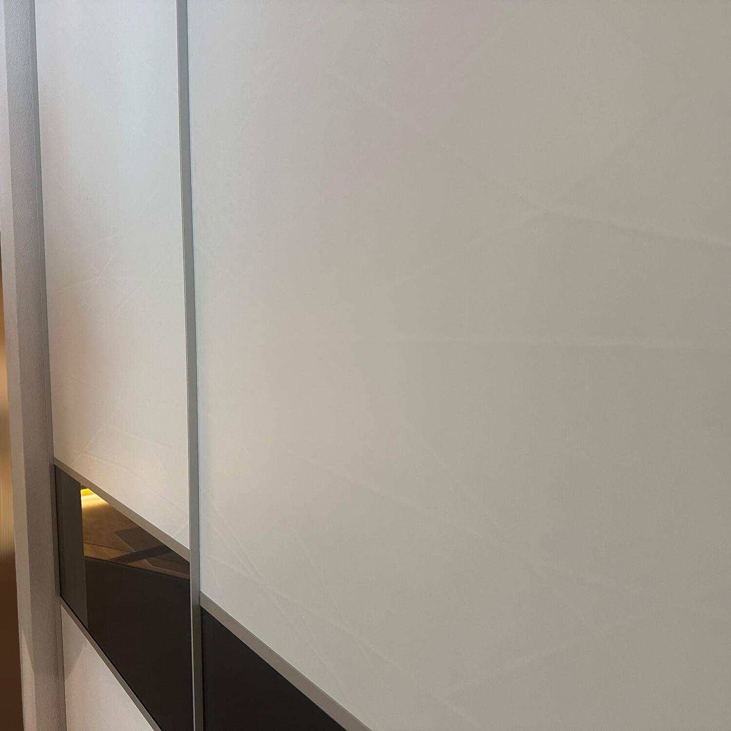 Raumplus - Schiebetürenschrank Front Weiß Matt Strukturiert Korpus Grau Mit Hochwertiger Inneneinteilung - 8