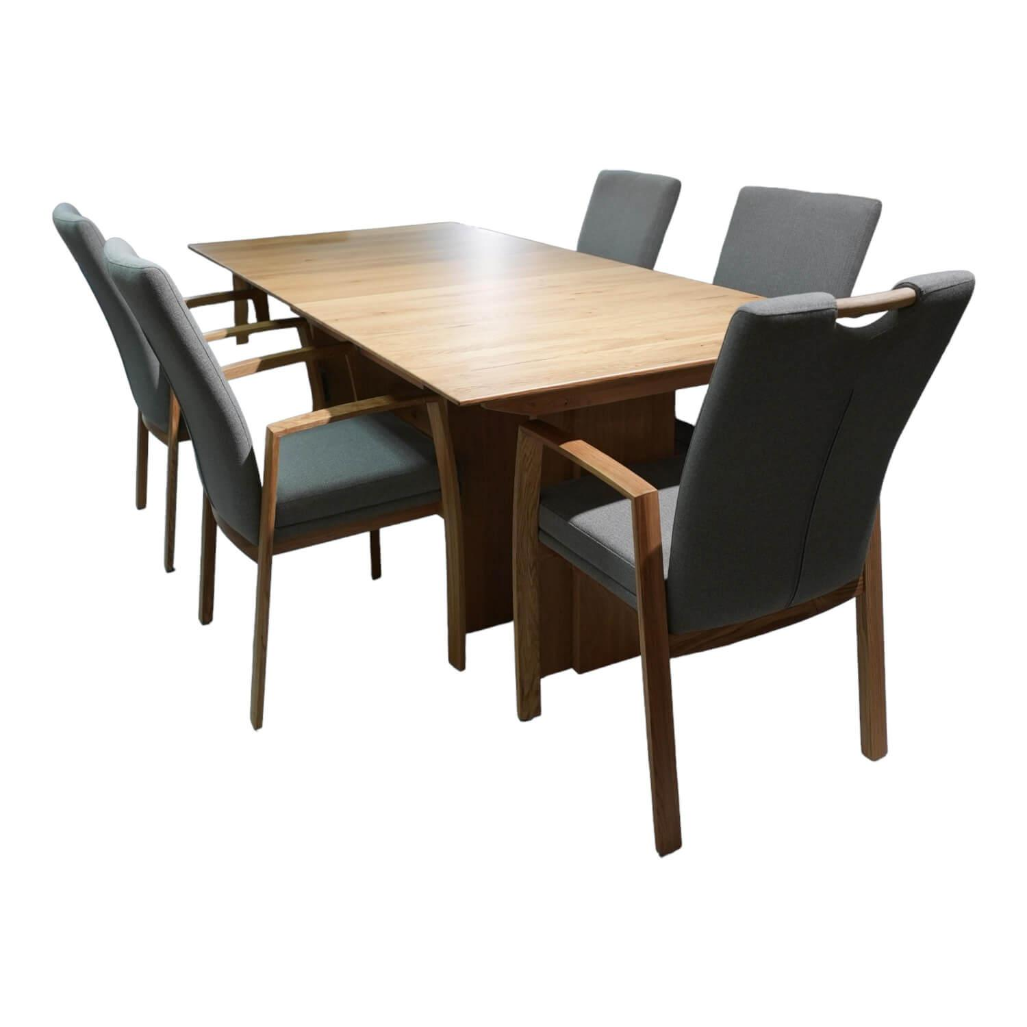 Niehoff - Essgruppe LaVie Comfort 113347000 Kulissentisch Oberteil Wildeiche Massiv Facette Wildeiche Furniert Armlehnstuhl mit Griff Gestell Eiche Massiv Bezug Stoff Taupe - 1