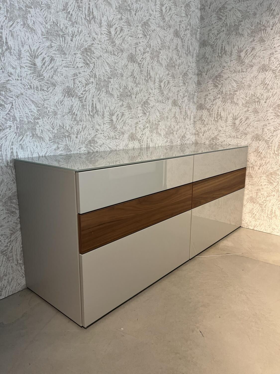 Hülsta - Wohnwand Now Vision C18 Lack Seidengrau Hochglanz Akzent Kernnussbaum Inklusive Couchtisch - 4