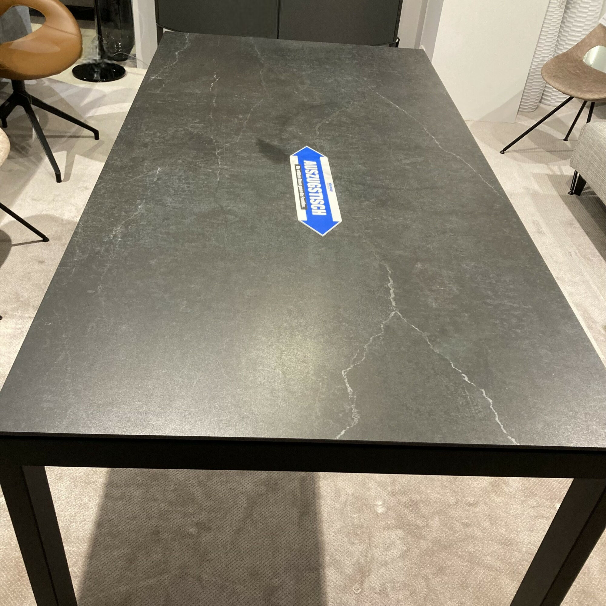 Bert Plantagie - Esstisch Isola Tischplatte Dekton Industrial Laos Schwarz Gestell Metall RAL Verkehrsschwarz Mit Auszug - 5