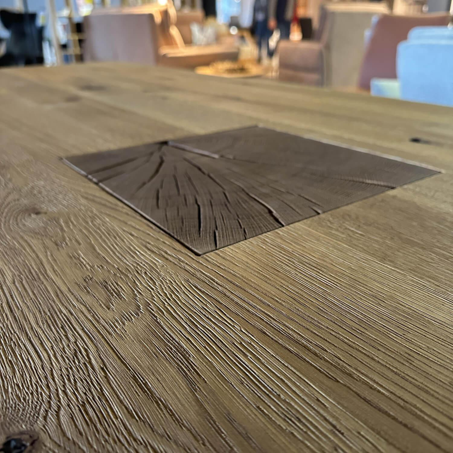 Esstisch Mono Tischplatte Eiche Massiv Natur Geölt Rustikal Zentralfuß Kernholz Bodenplatte Stahl Schwarz Strukturiert