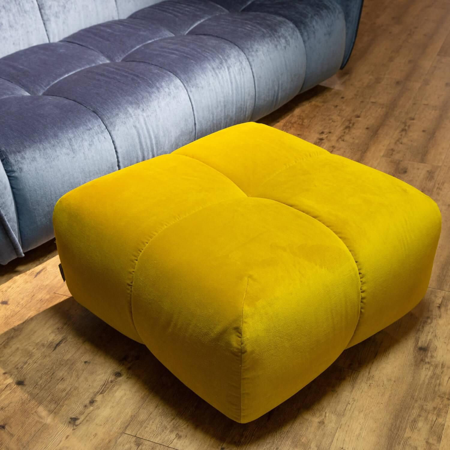 Raum.Freunde - Sofa 3 Sitzer CRF HEDDA Stoff Chenille Elyot 11 Dark Blue Dunkelblau Füße Nr 37 Schwarz Mit Hocker Stoff Aqua Clean Velvy 5 Yellow Gelb - 9