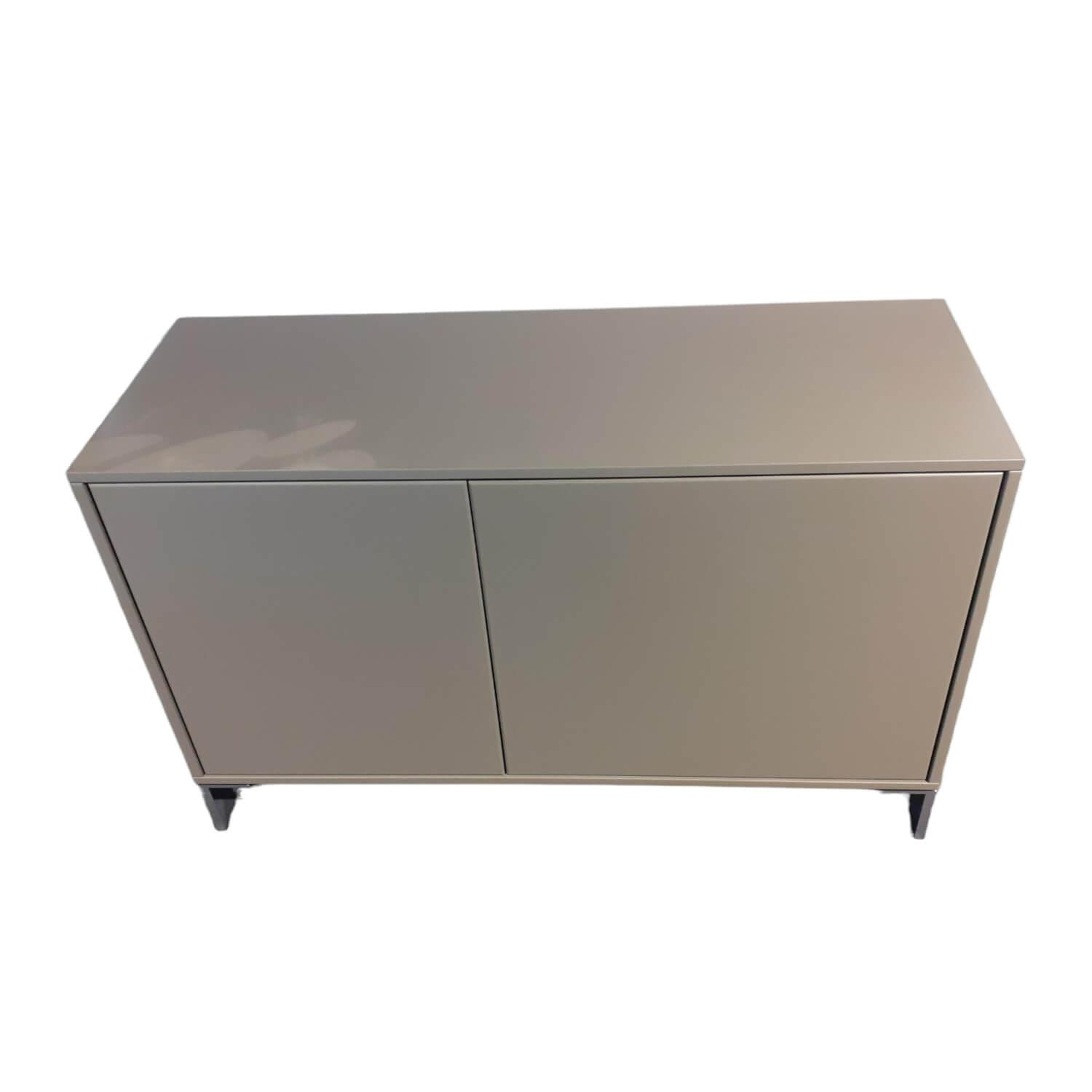 Rietberger Möbelwerke - Schrank Deviso Lack Matt Olivegrau Winkelfüße Chrom Glänzend - 1