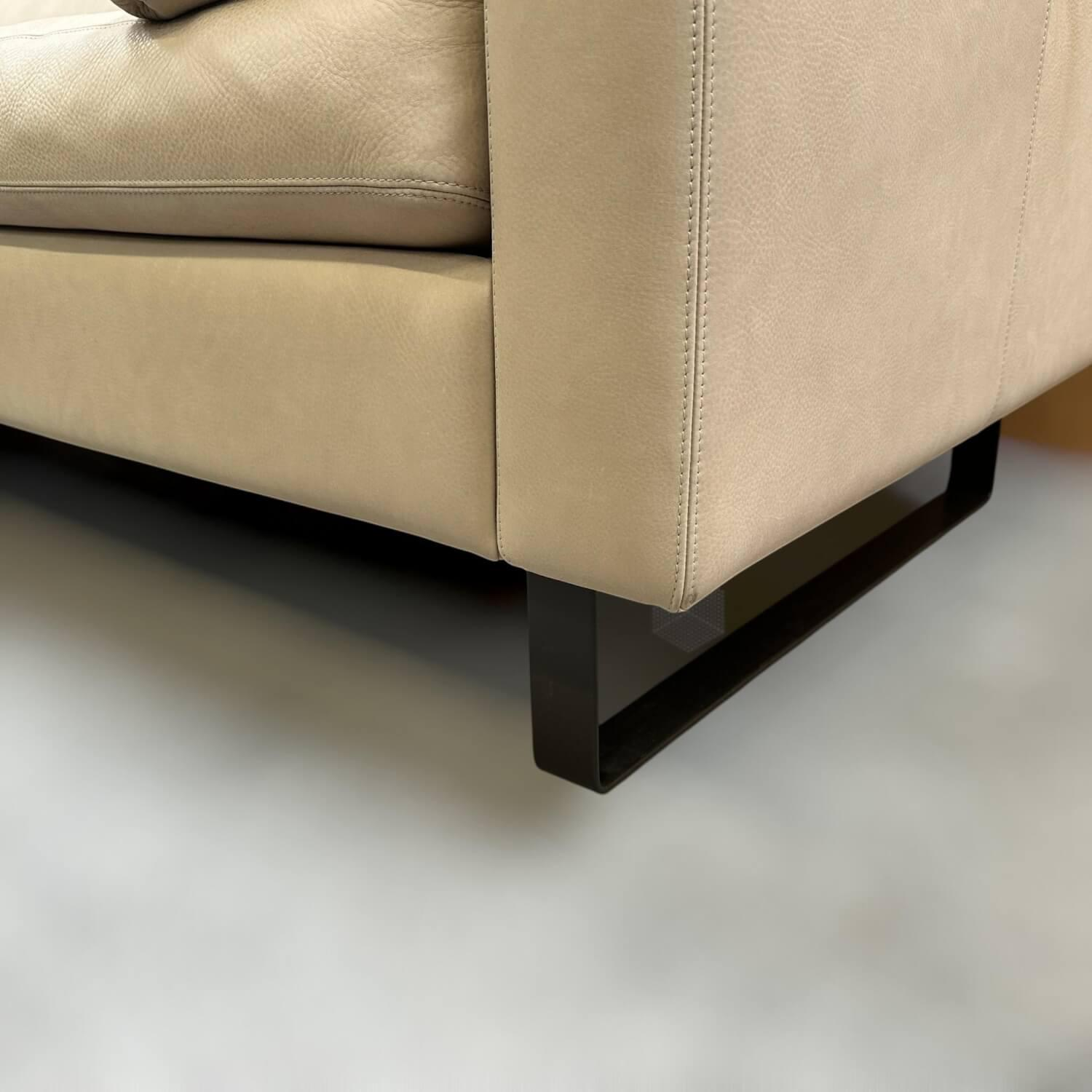 COR - Sofa Conseta Leder Puro 420 Sand Creme Metallkufen Vanilleschotenbraun Inklusive Hocker - 2