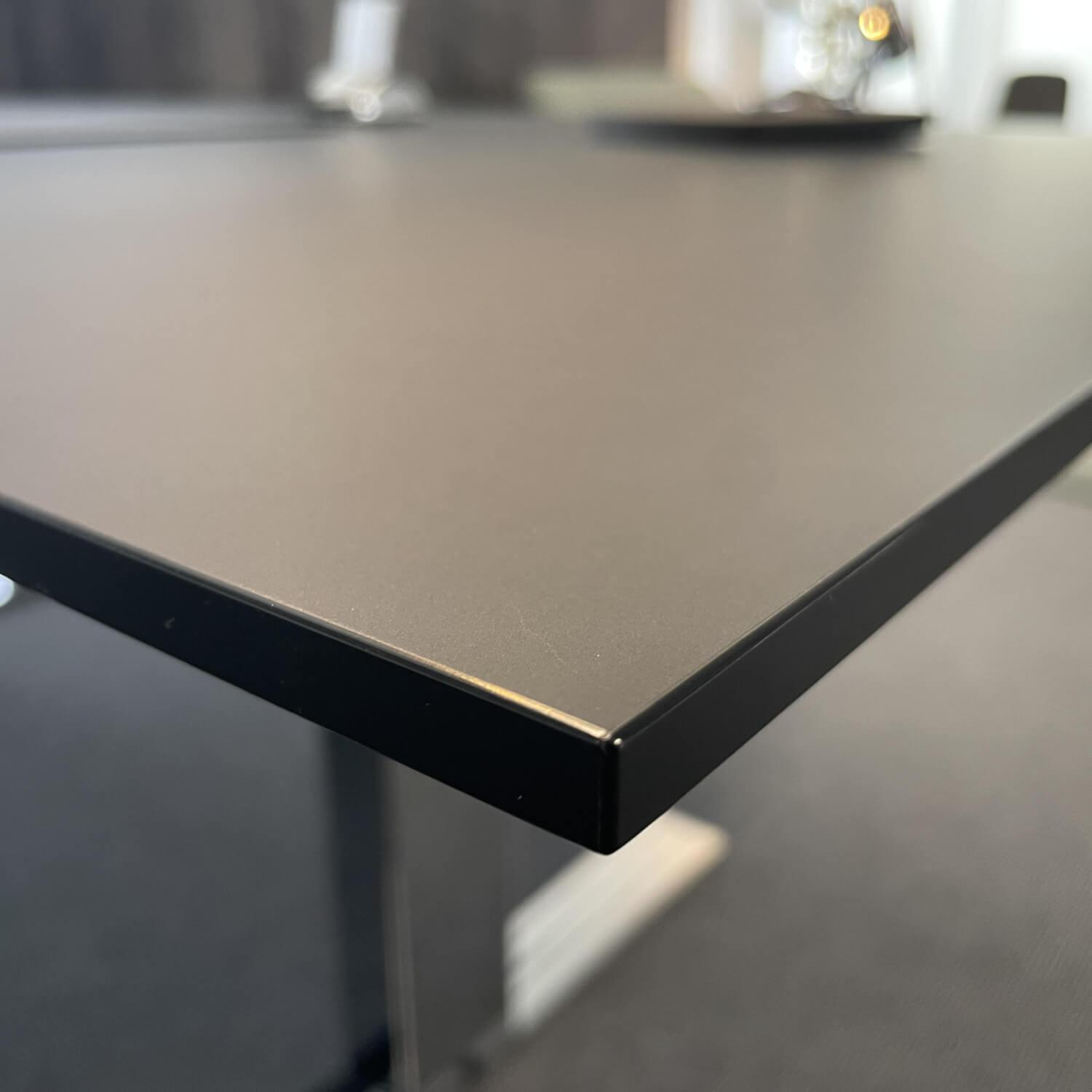 Schreibtisch EXEC-V7300 Tischplatte Fenix Black Gestell Hochglanz Verchromt mit Doppelcontainer