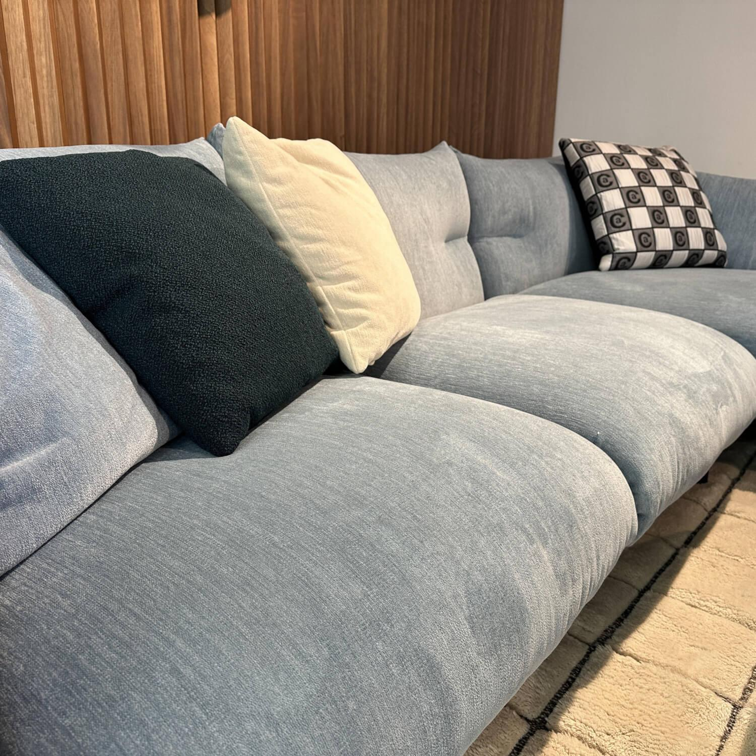 Cassina - Ecksofa Moncloud 865 Stoff Fox Cielo 316 Blau Füße Metall Schwarz Mit Kissen - 4