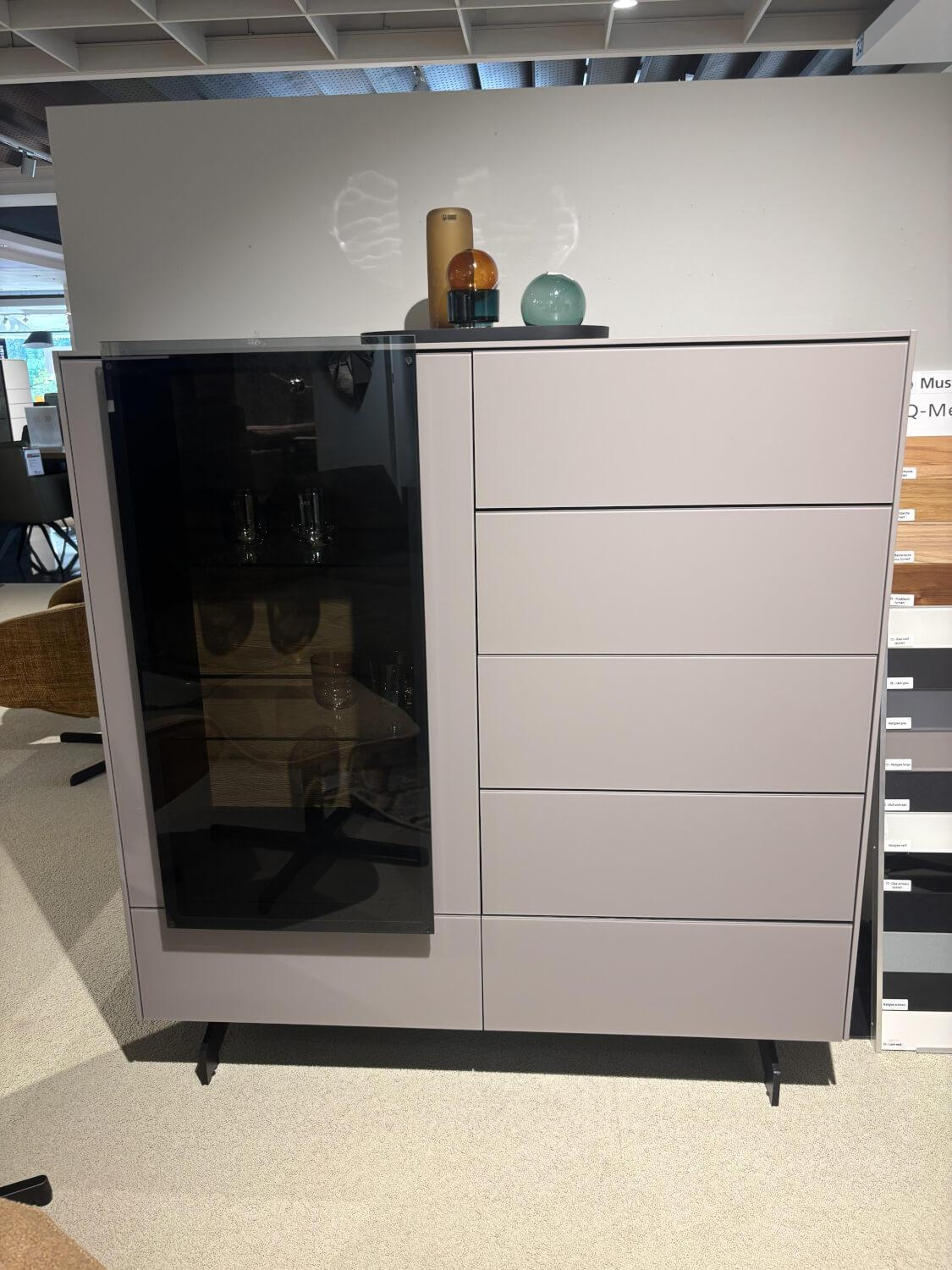 Musterring - Highboard Q Media 2.0 Glas Fango Satinato Grau Absetzung Eiche Massiv Gebürstet Gestell Metall Schwarz Mit Beleuchtung - 2