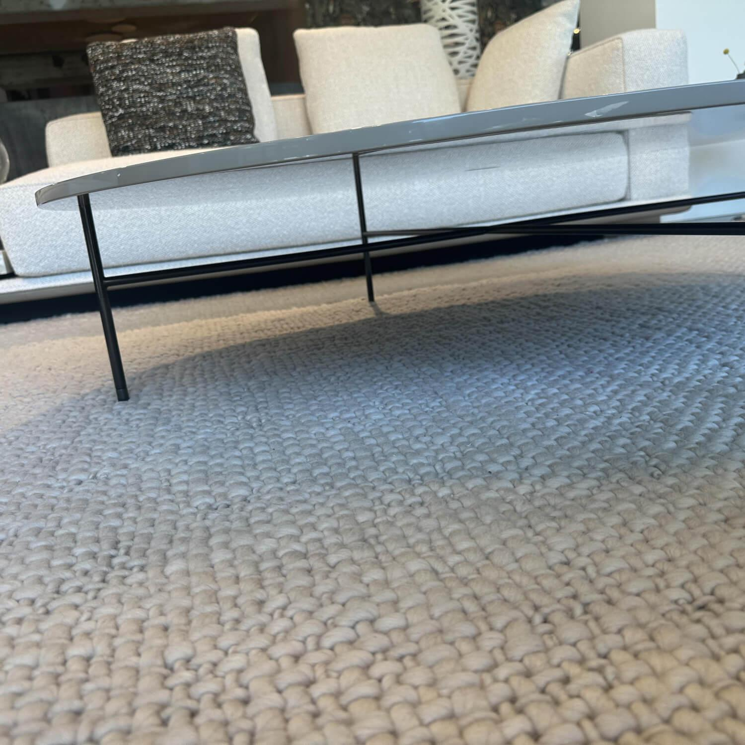 Minotti - Beistelltisch Lelong Tavolo Platte Lack Capucchino Braun Grau Hochglanz Gestell Metall Schwarz Pulverbeschichtet - 2