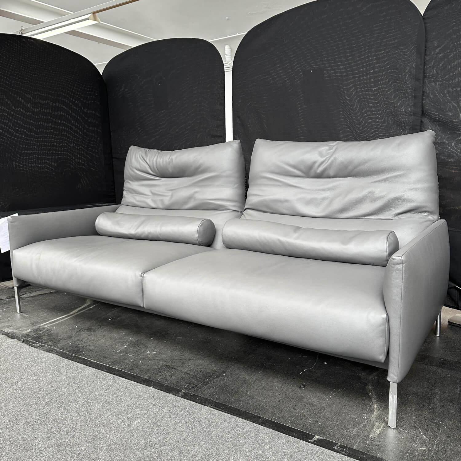 Sofa Avalanche Leder 248 Asche Grau Füße Aluminium Poliert Ablage Eiche Massiv Dunkel Lackiert Mit Lendenrolle und Hocker