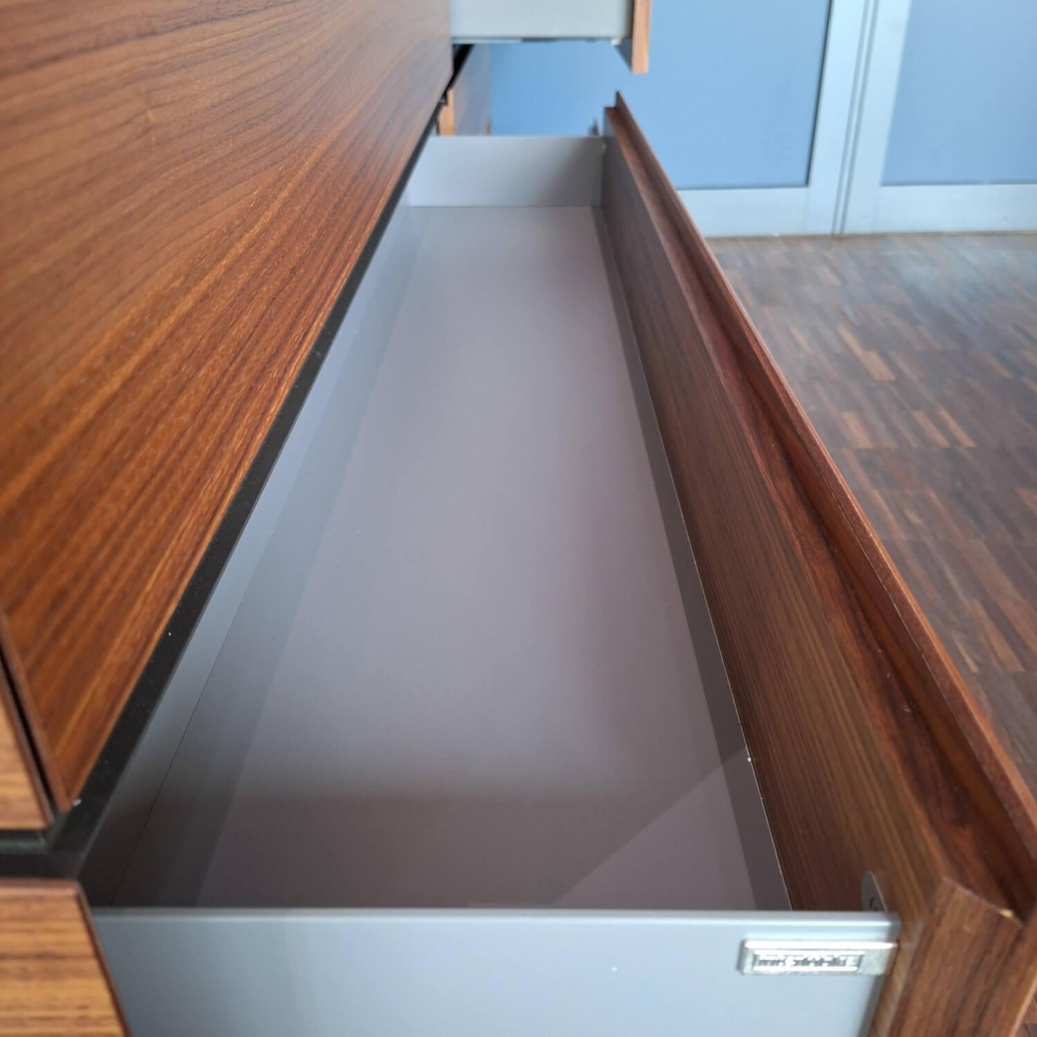 Interlübke - Sideboard Cube Nussbaum Canela Geölt Lederauflage Dunkelbraun Sockel Grau - 8