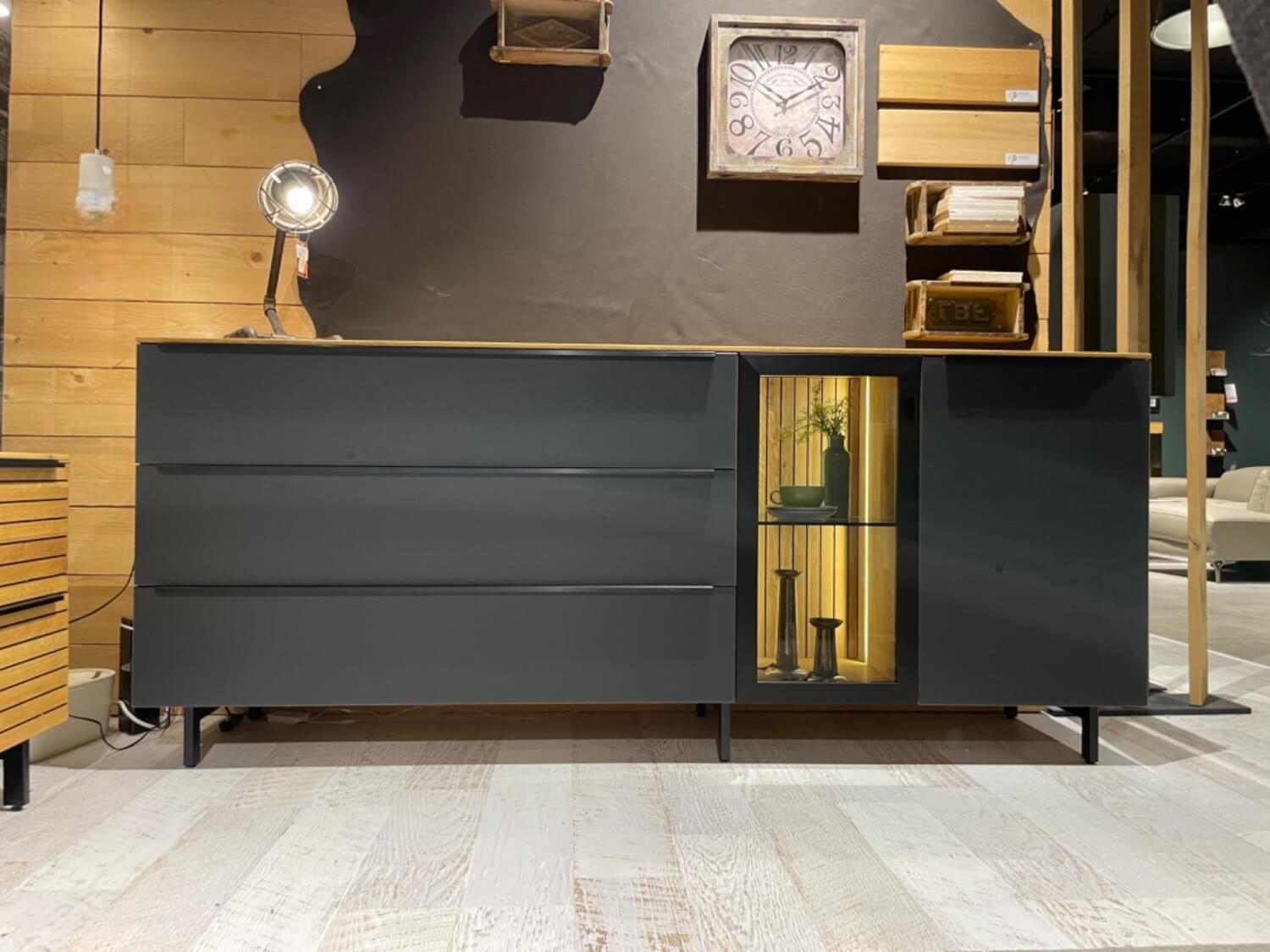 WK Wohnen - Sideboard WK 490 Baristo Asteiche Massiv Natur Belassen Geölt Front Farbglas Anthrazit Mit LED Beleuchtung - 4