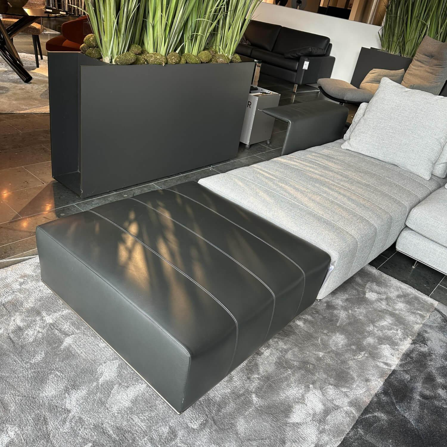 Minotti - Ecksofa Freeman Duvet T Wing Stoff Milennium 05 Ghiaccio Grau Inklusive Kopfstütze Und Hocker Freemann Pelle Aspen Stone Grey - 3