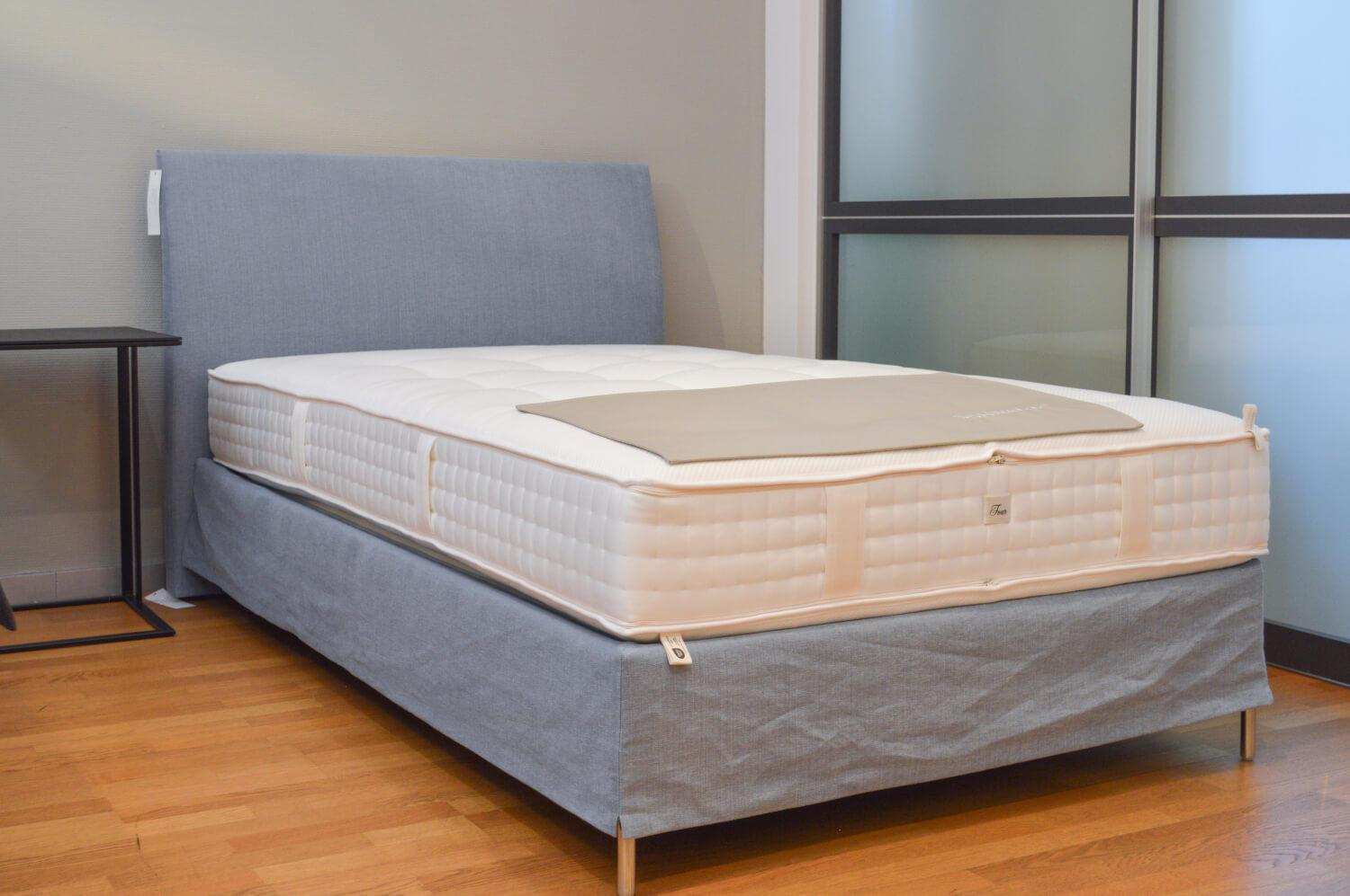 Schramm - Bett Origins mit Kopfteil Due Stoff Nils 440 Sky Blau Füße Chrom mit Matratze - 4