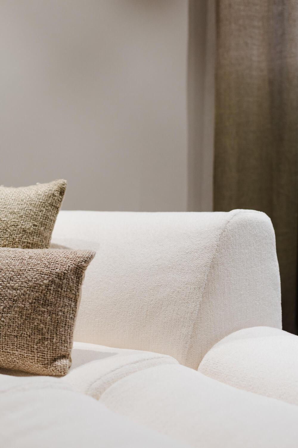 Poliform - Sofa Ernest Stoff E Shedir 01 Anvorio Beige Weiß Inklusive Couchtisch Marmor 11 Classic Travertine Weiß Beige - 4