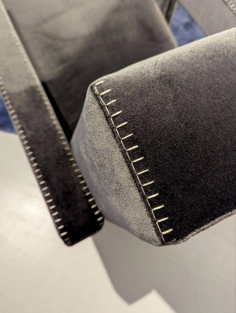Cassina - 2er-Set Sessel Utrecht Stoff O Antrazit Osaka mit Knopflochstich - 3